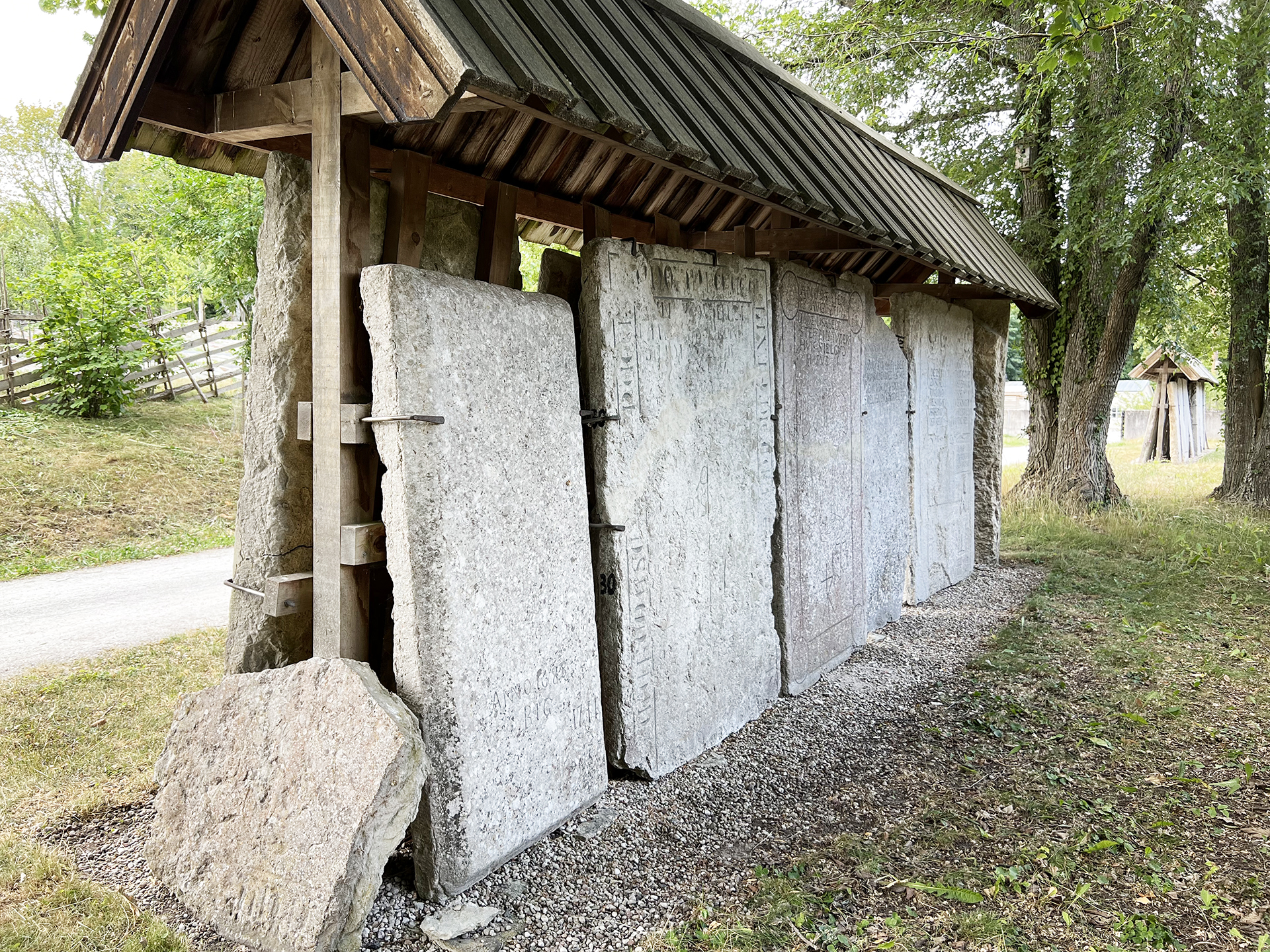 gravstenar under ett tak