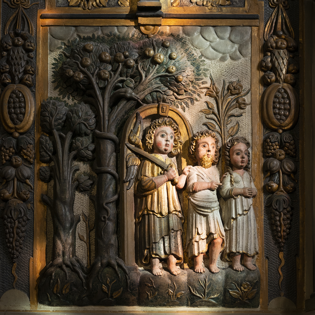 Bild på tre figurer i relief