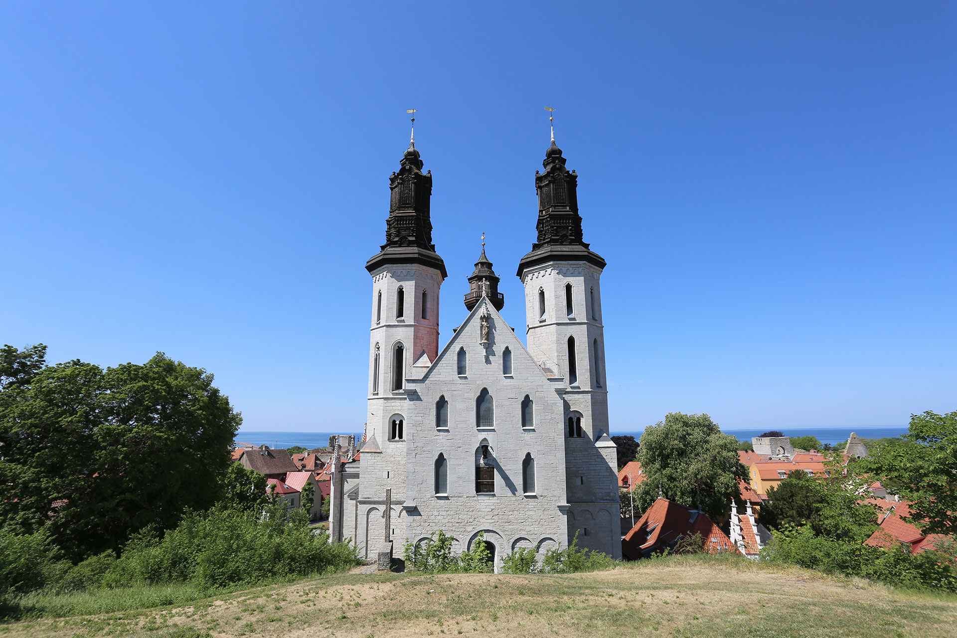 Östra gaveln av domkyrkan Sankta Maria med en blå himmel bakom.