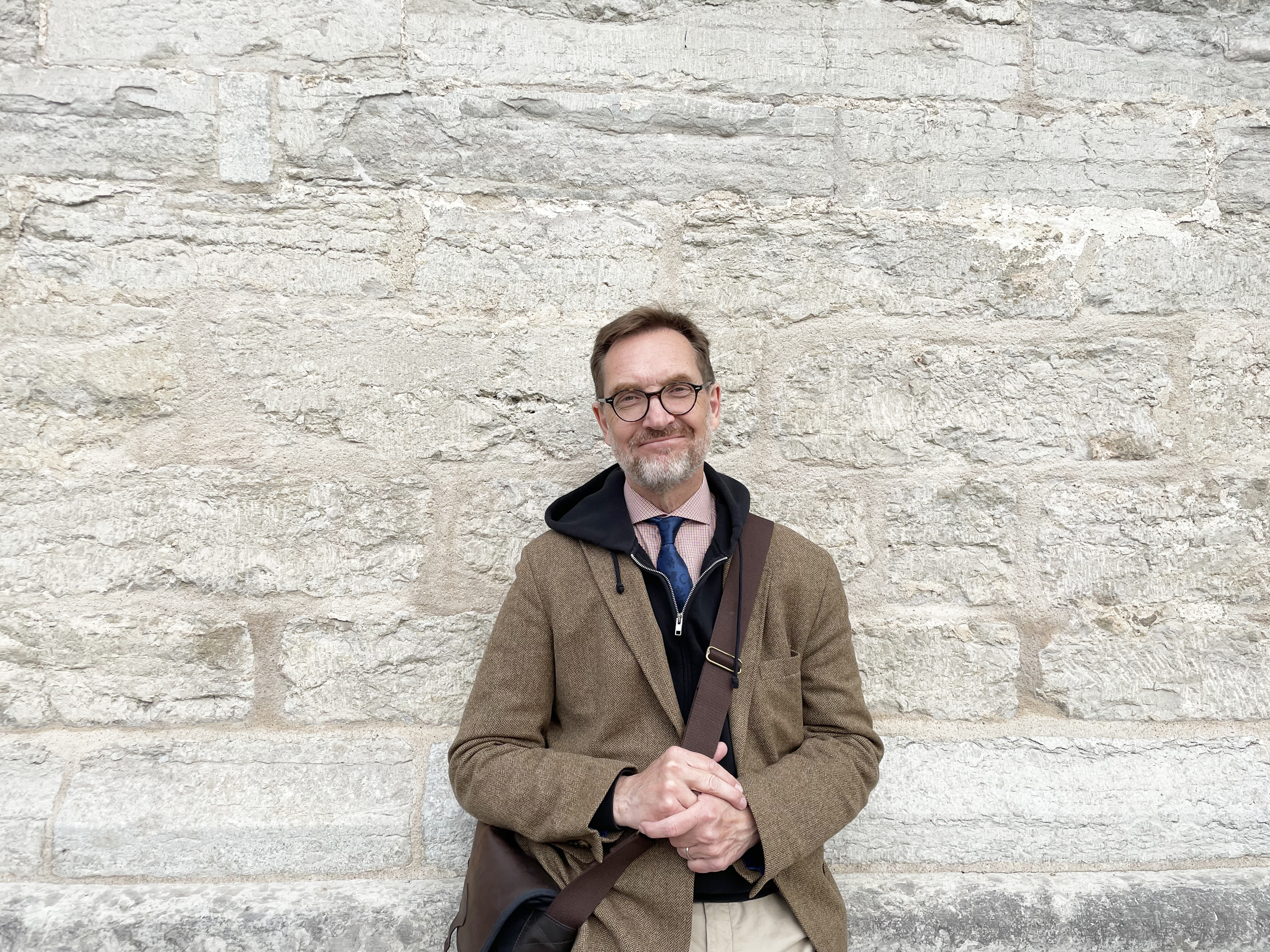 Man med axelremsväska