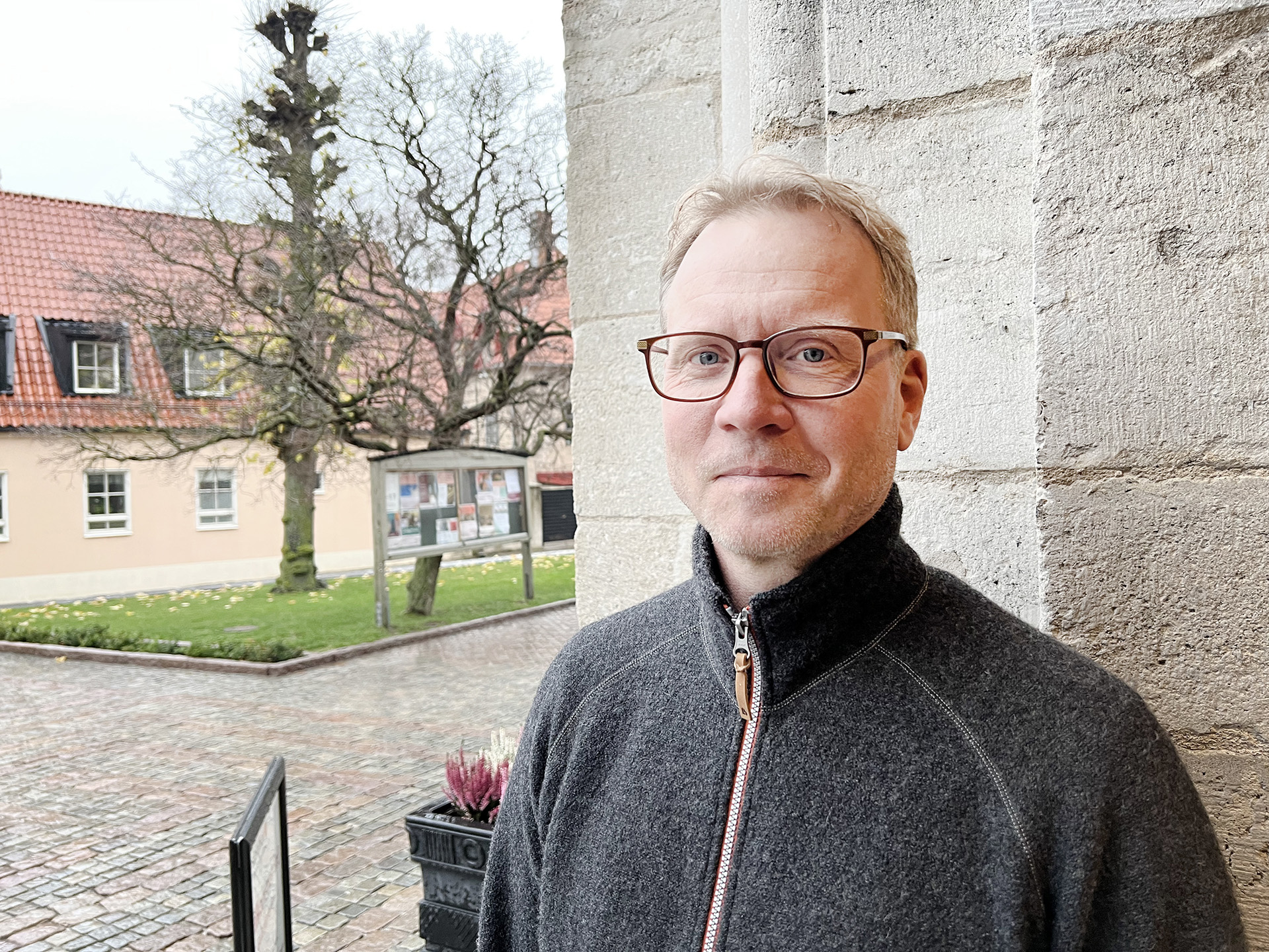 man utomhus utanför byggnad