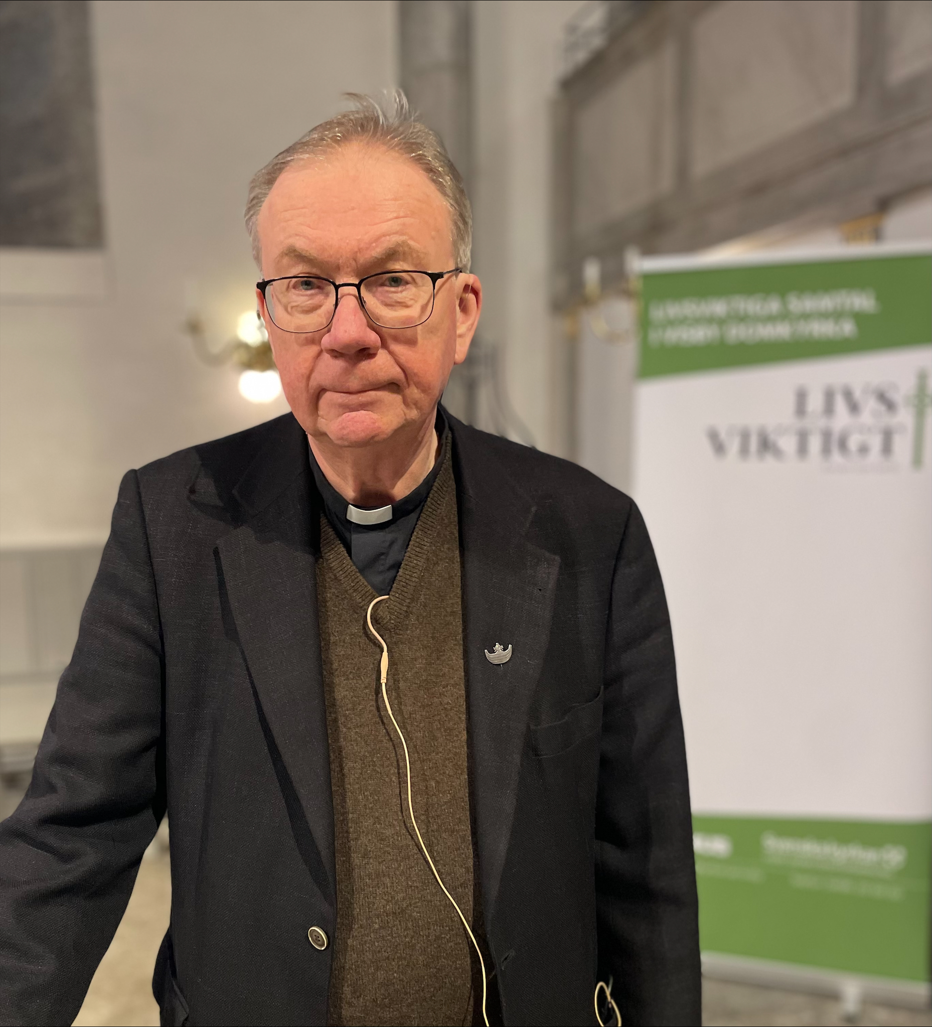 Porträttbild av Richard Wottle, stiftsprost emeritus, i Visby domkyrka.