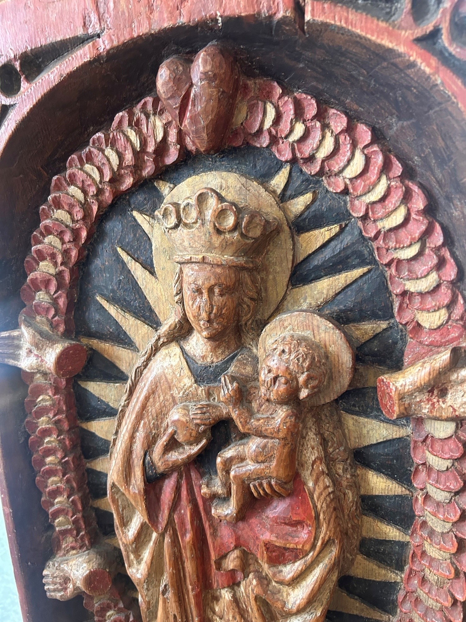 Bilden visar madonnan stående på månskära inom mandorla, krans, med avhuggna händer och fötter samt hjärta, snidad i furu. Hon har blå klänning, förgylld strålglans och mantel med röd insida. I famnen håller hon Jesusbarnet. 