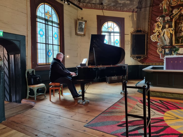 Sören Ågren sitter vid flygeln i Nysunds kyrka