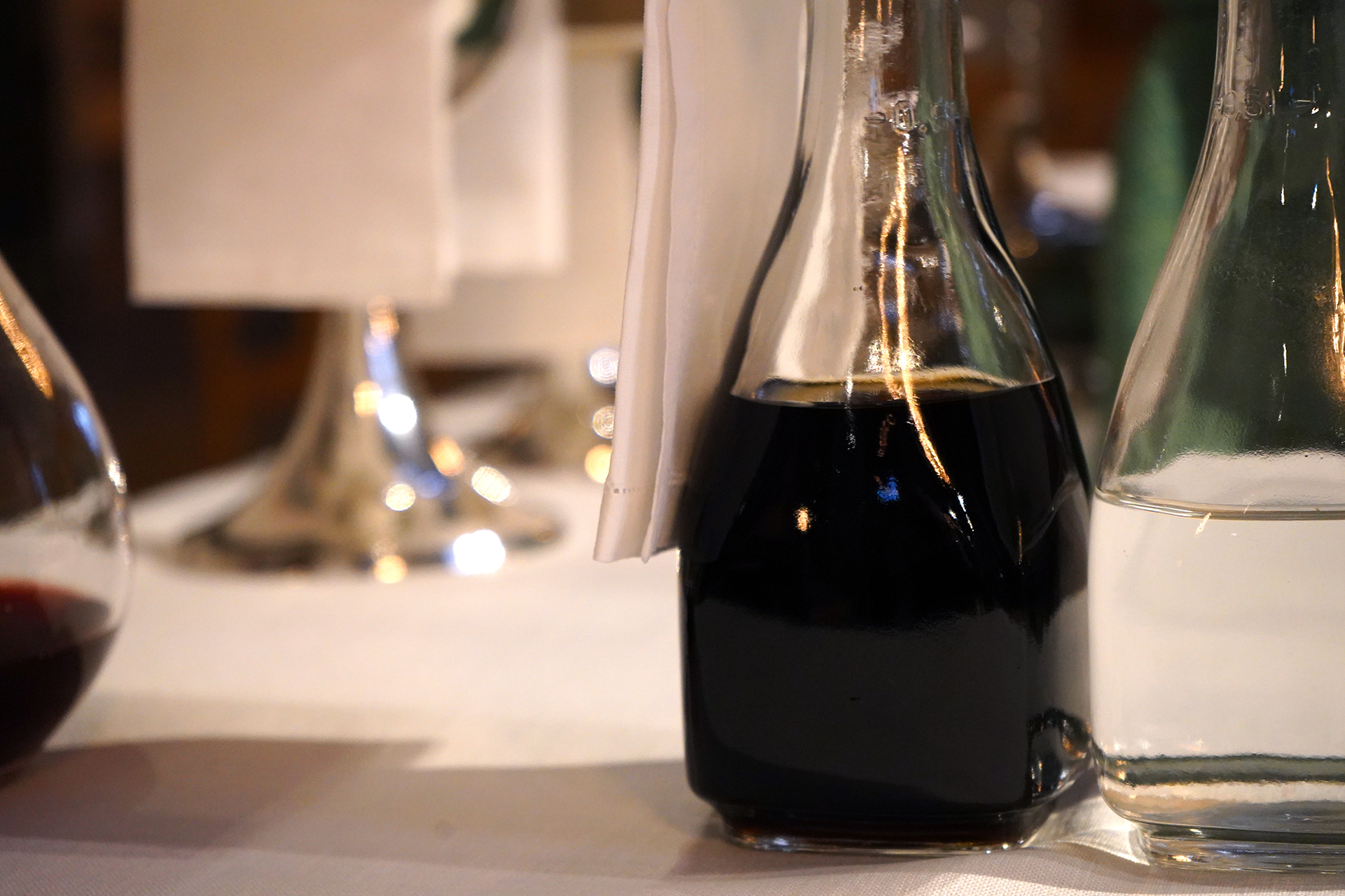 En karaff med vin, en karaff med vatten och nattvardskalkar i silver syns på ett framdukat nattvardsbord i Uppsala domkyrka.