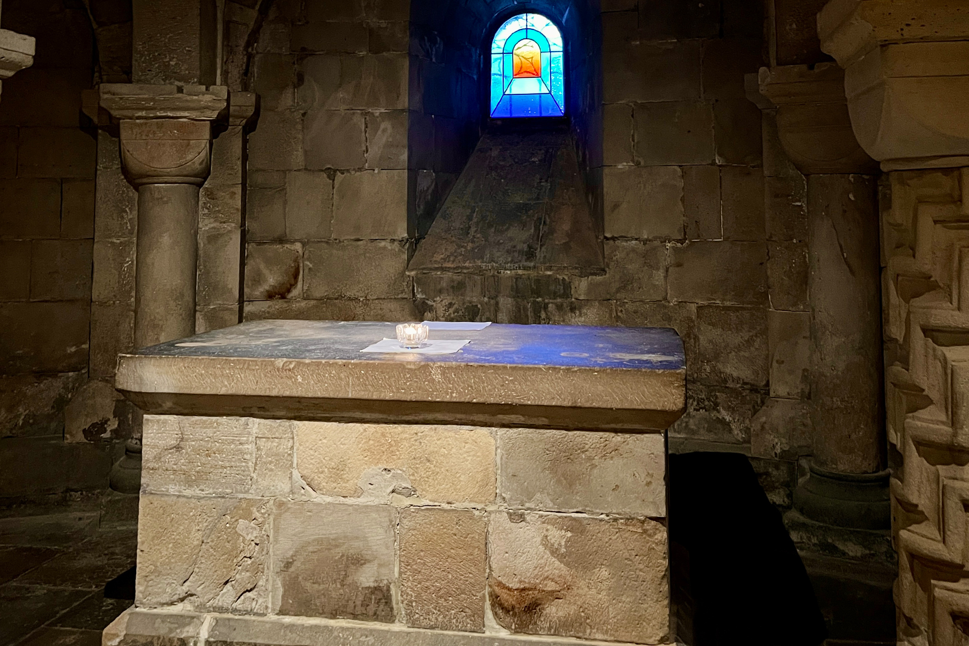 Kryptans altare och konstglasfönster.
