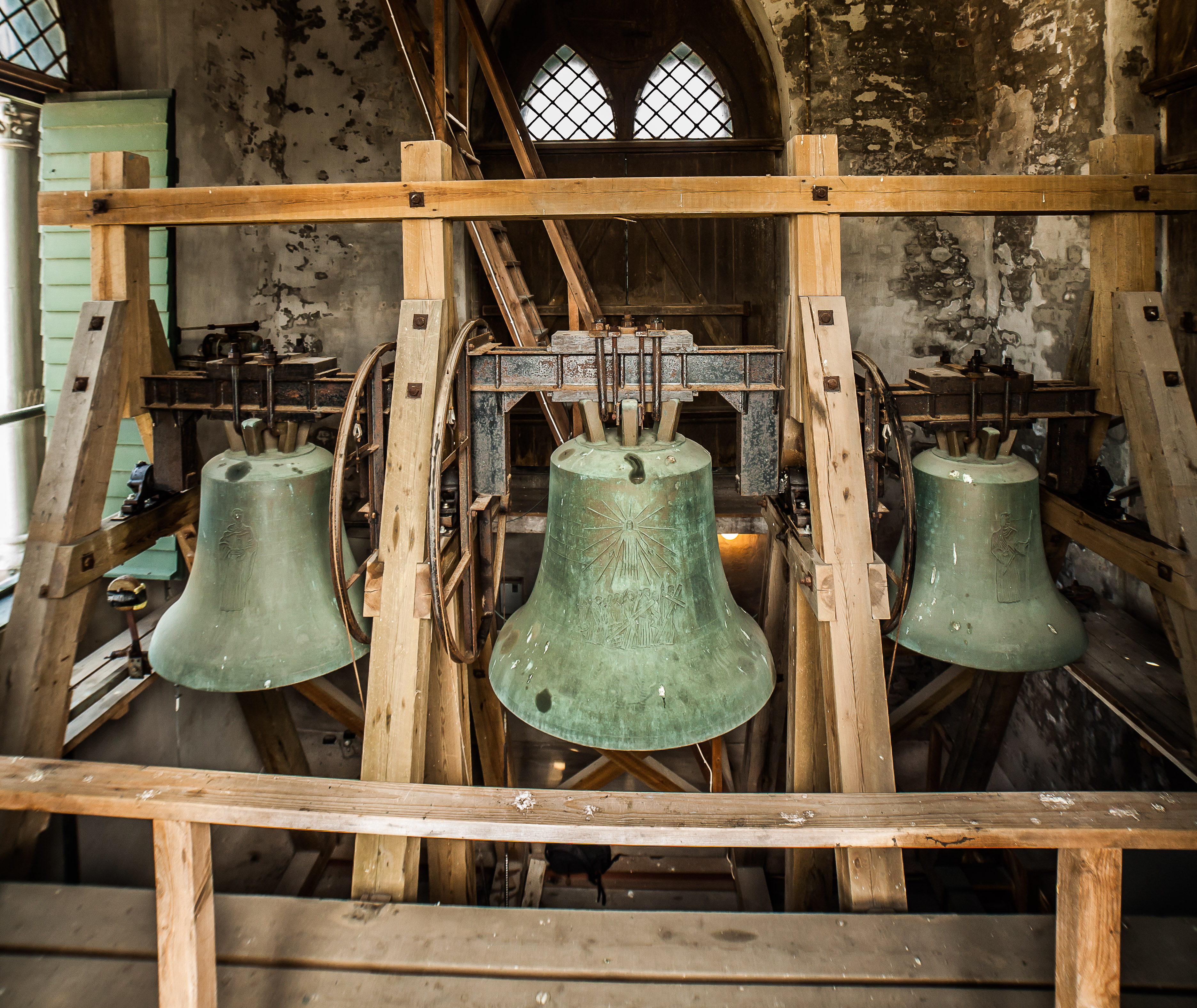 Bild på de tre kyrkklockorna i tornet.