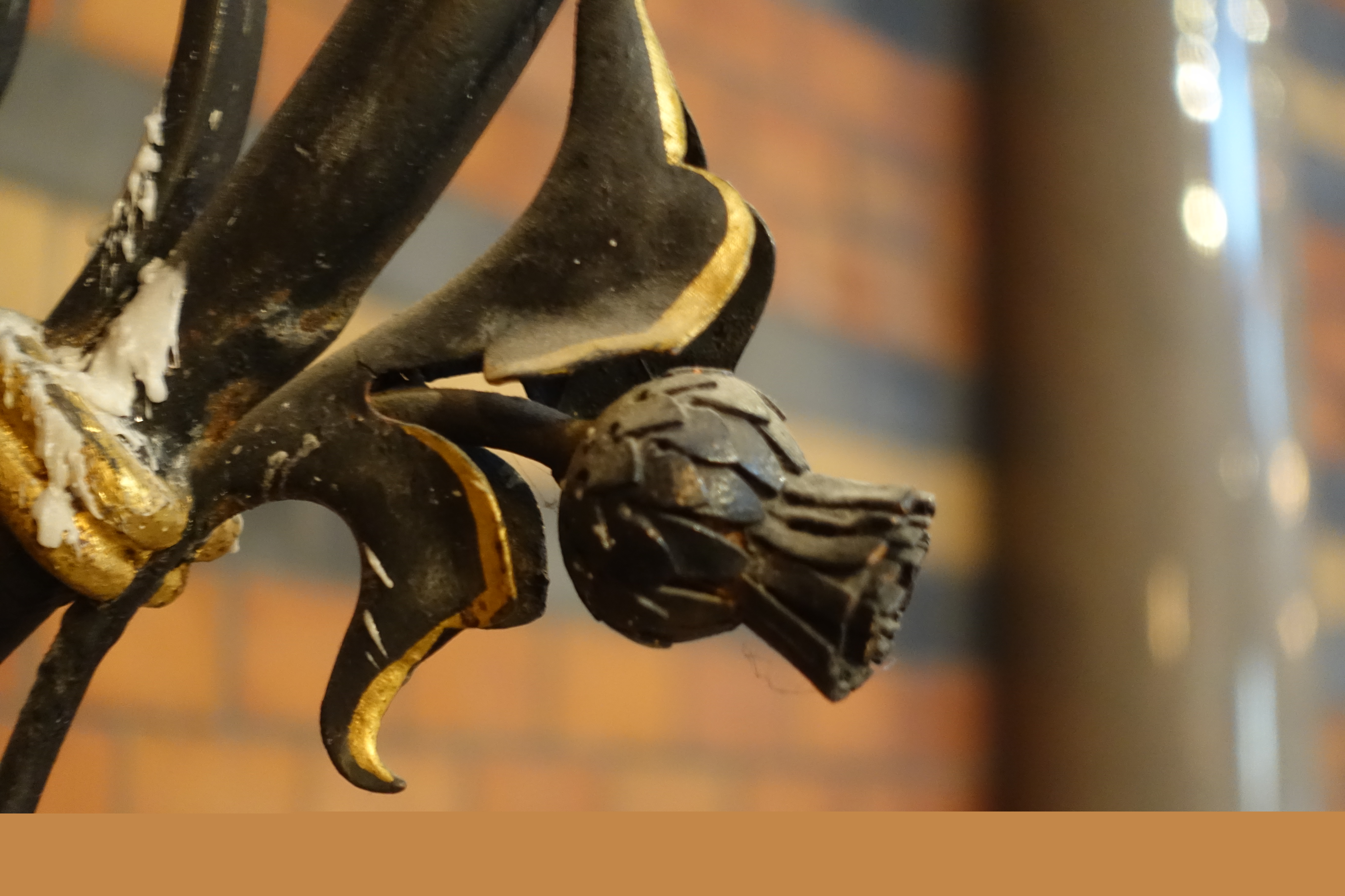 Detalj på de stora kandelabrarna i koret