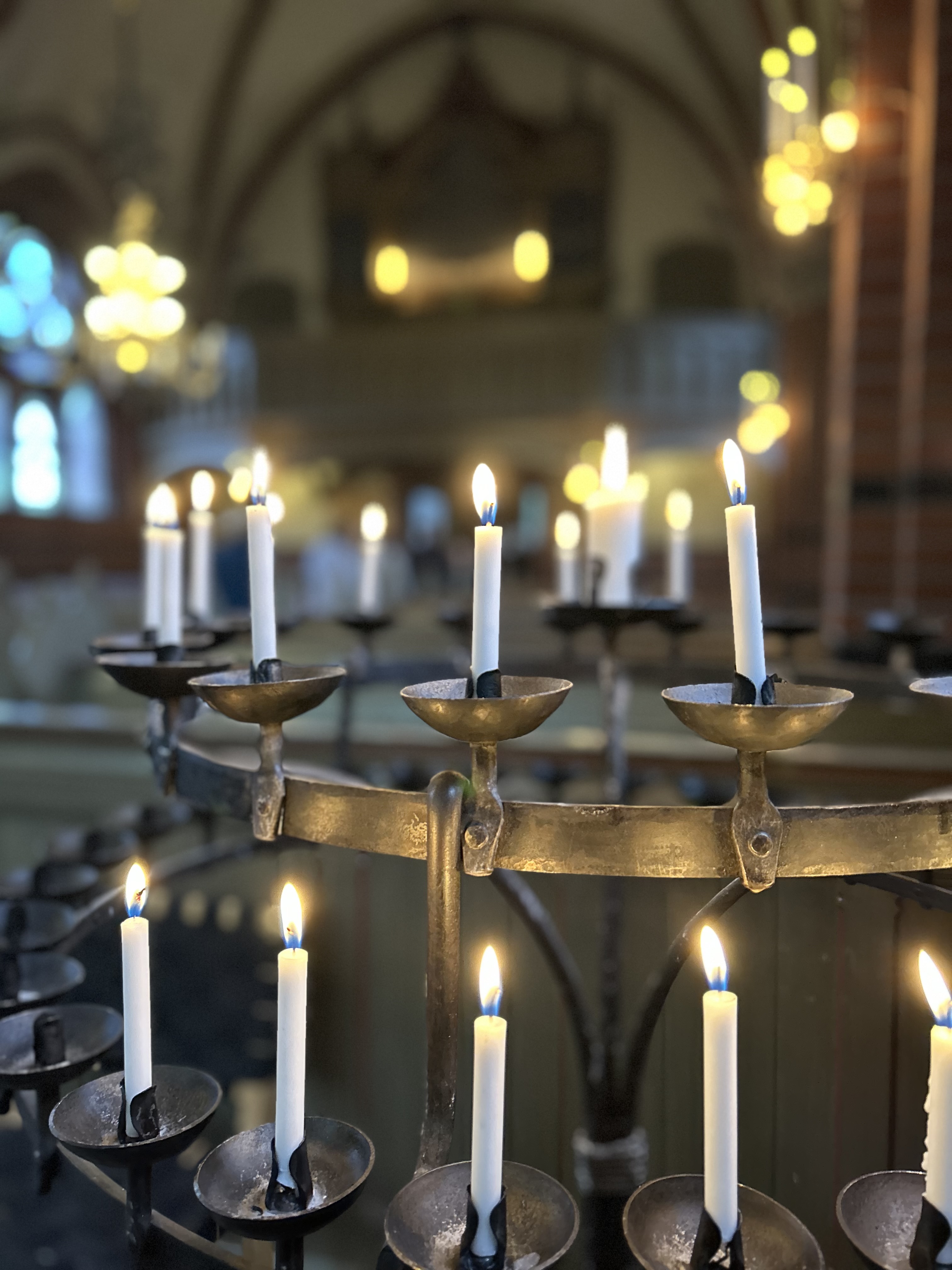 Ljusbäraren i Norra Nöbbelövs kyrka med tända stearinljus