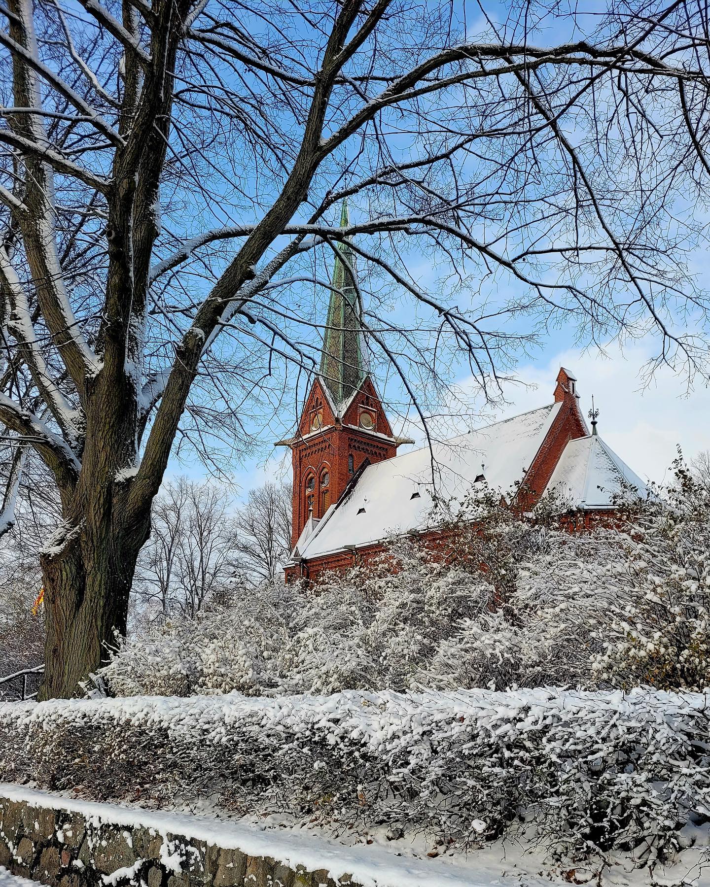 Norra Nöbbelövs kyrka exteriör inbäddad i snö