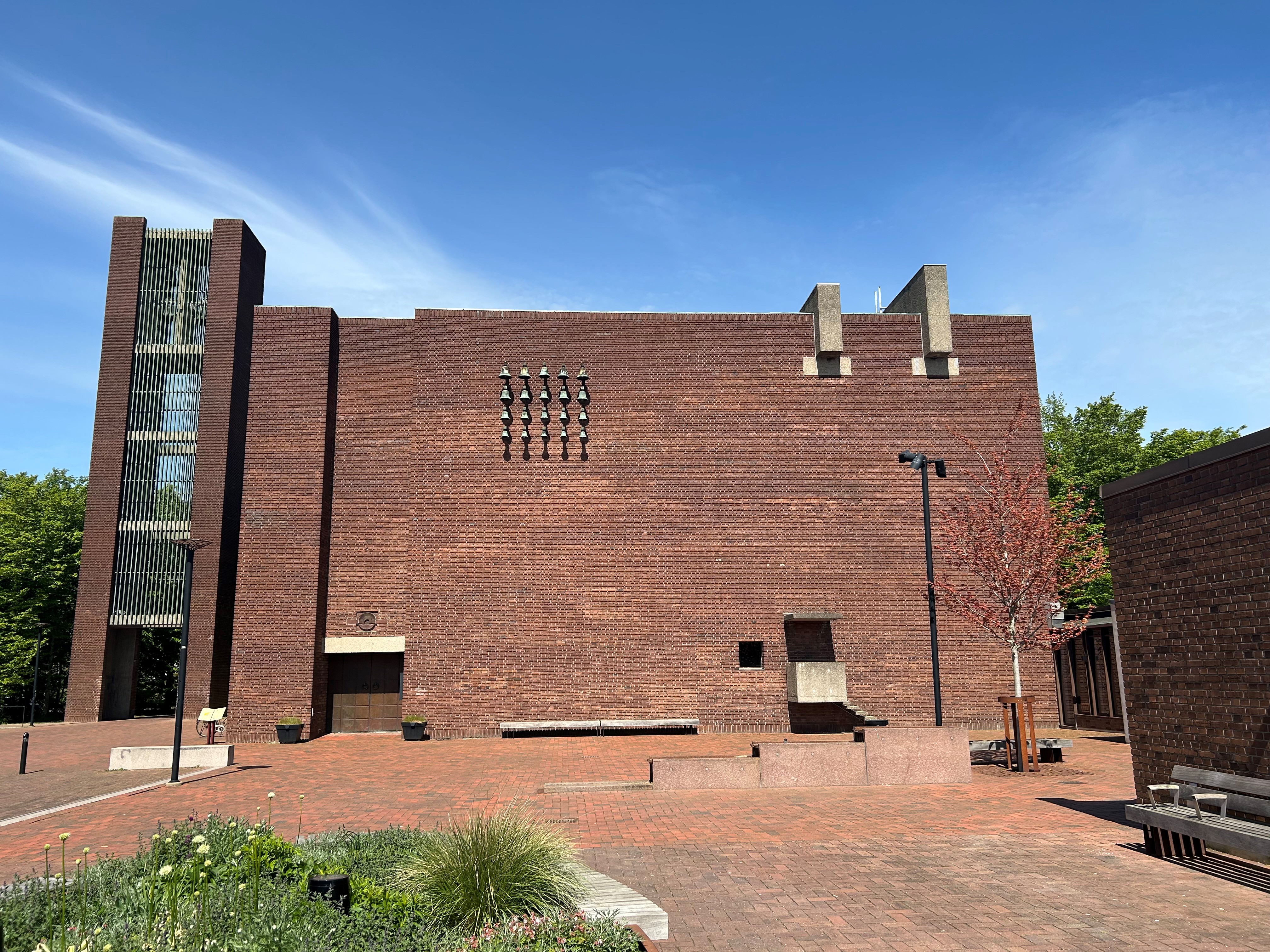 Helgeandskyrkan fotad från kyrktorget