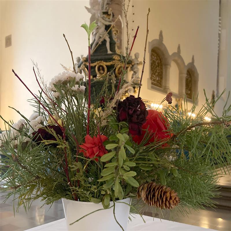 Klimatsmartare altarblommor. Bukett med grönt som bas – ris, grenar och växter som följer årstiderna.