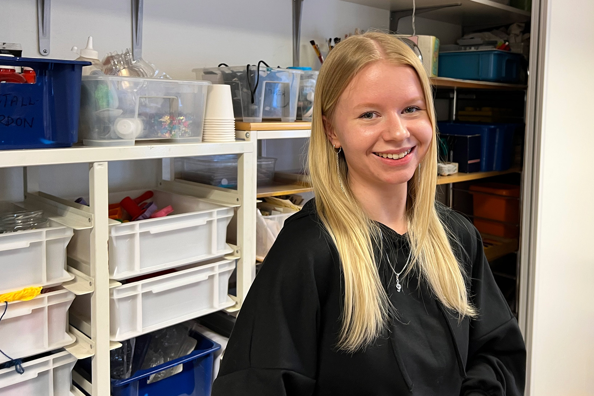 Ung tjej med blont långt hår.