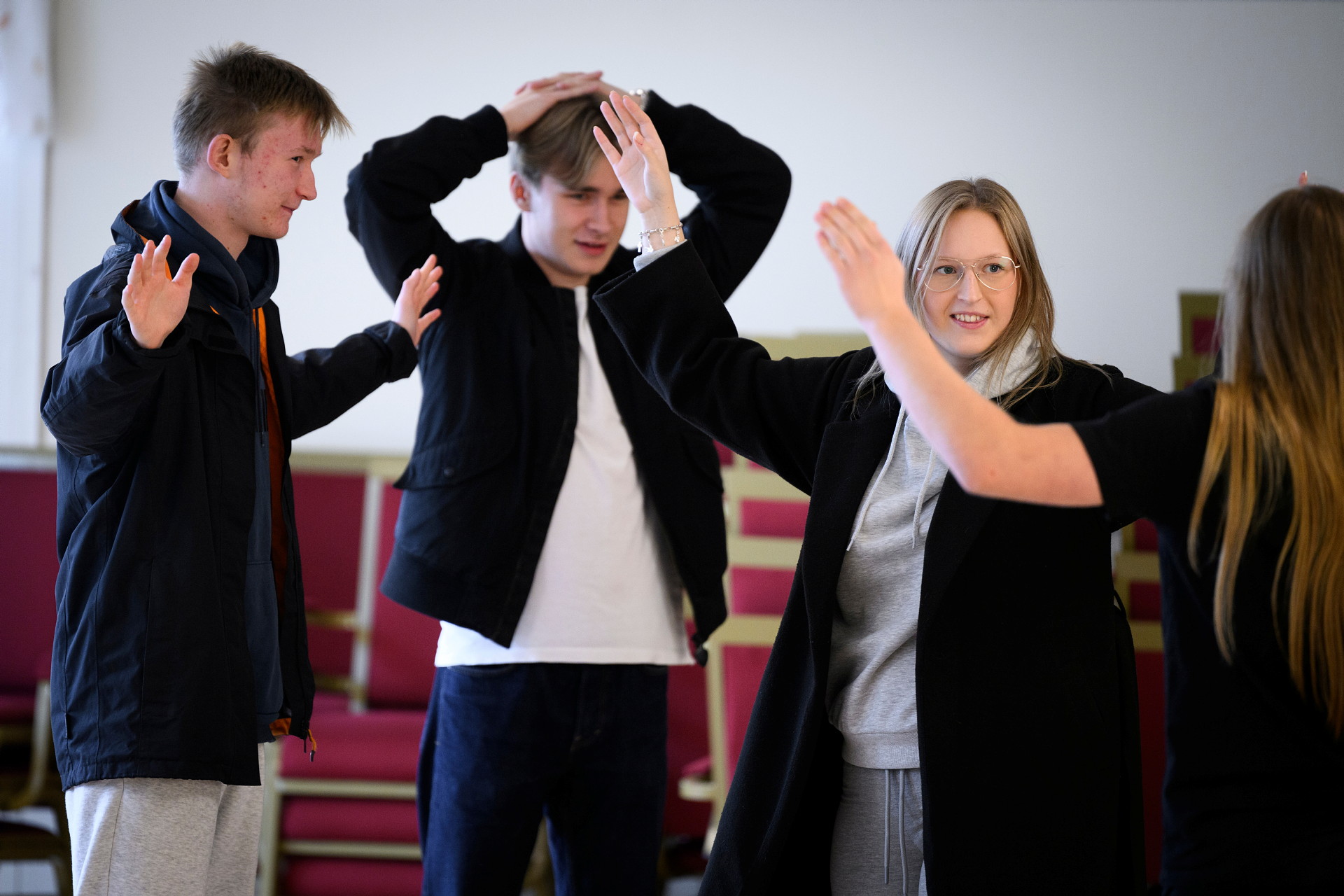 En grupp unga människor rör sig och talar intensivt med varandra.