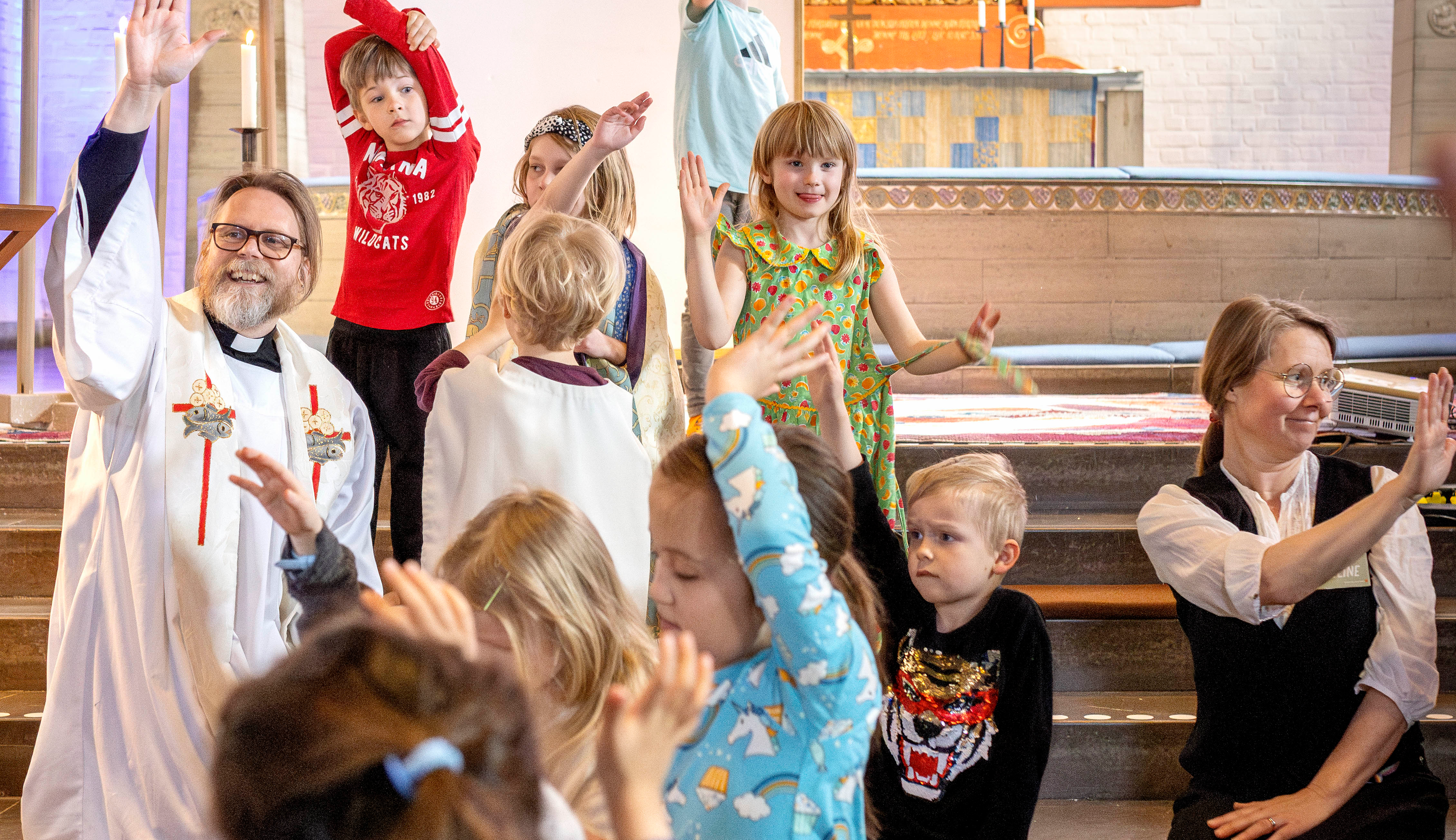 Barn som leker i kyrkan