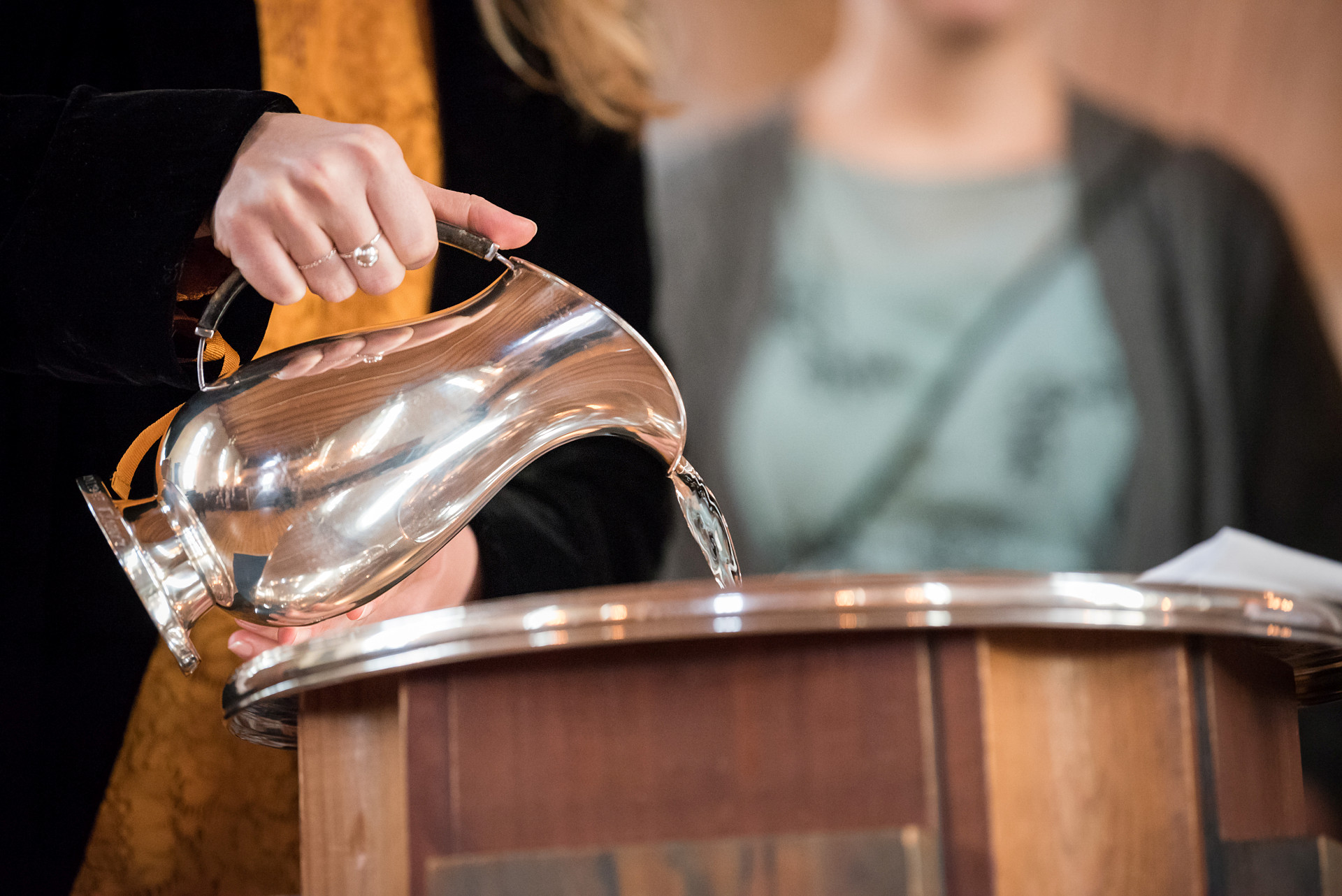 Dopvatten hälls i dopfunt