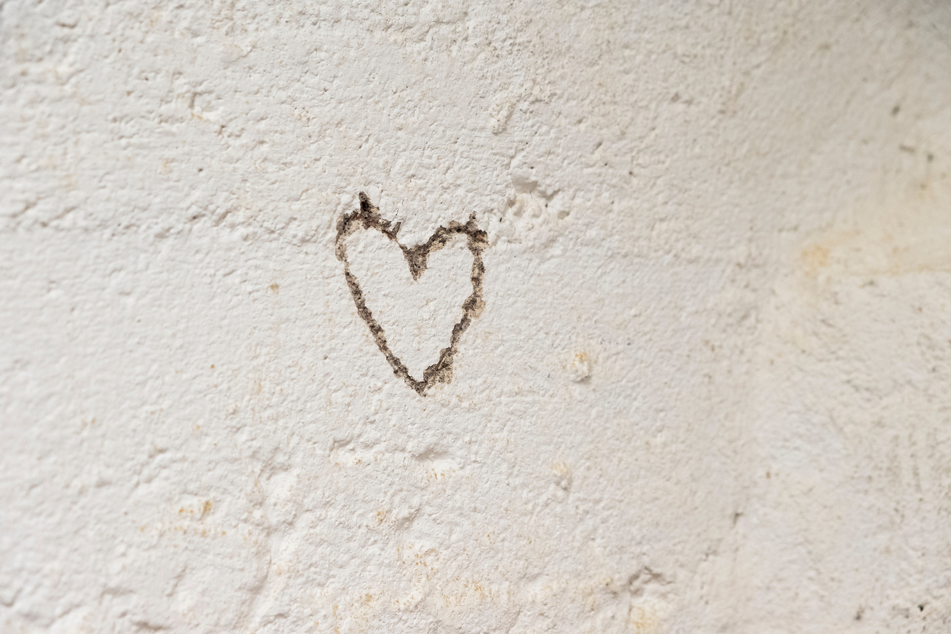 Ett hjärta inristat på en vägg.