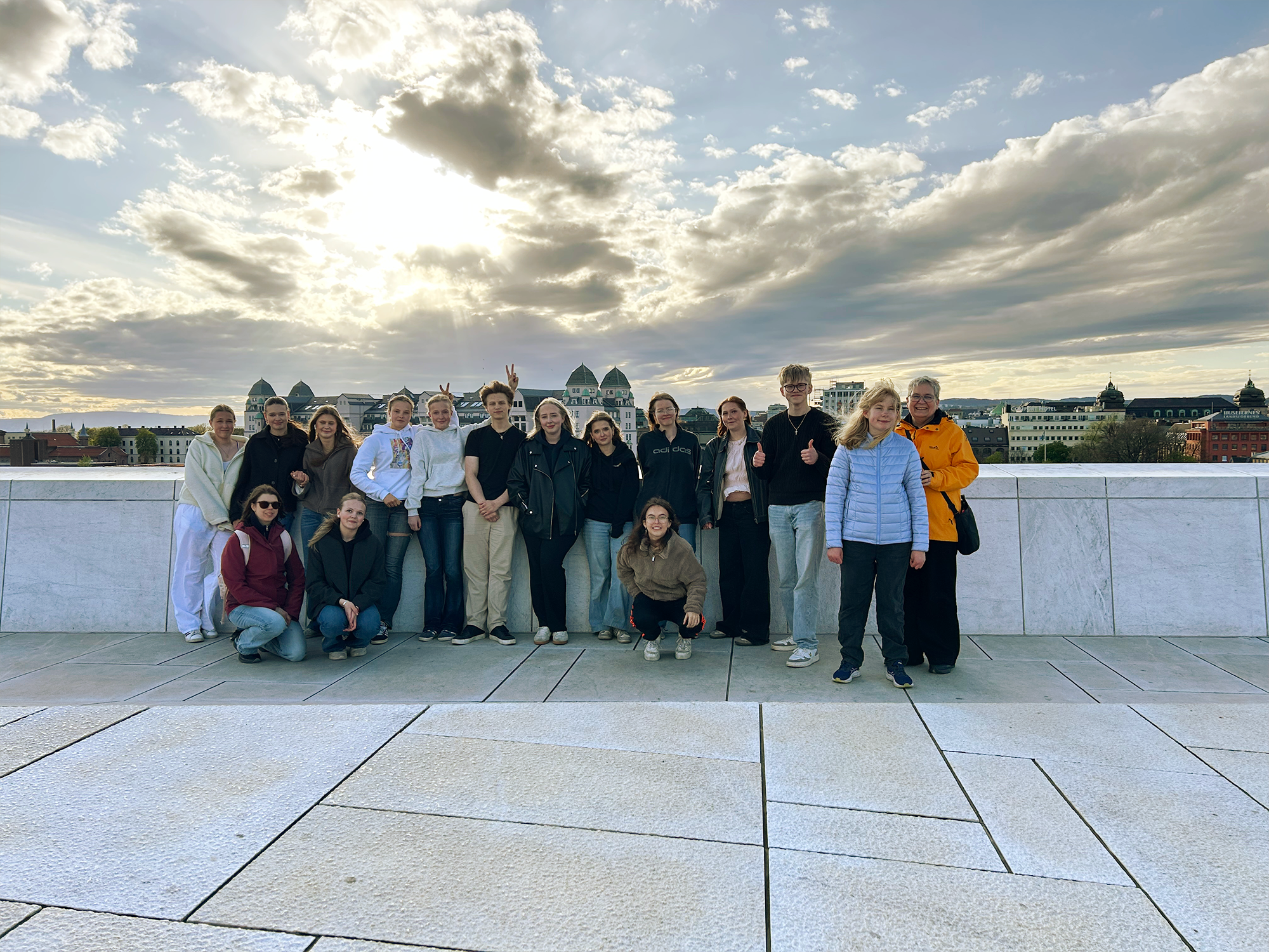 Konfirmander och ledare på operahusets tak i Oslo, våren 2025