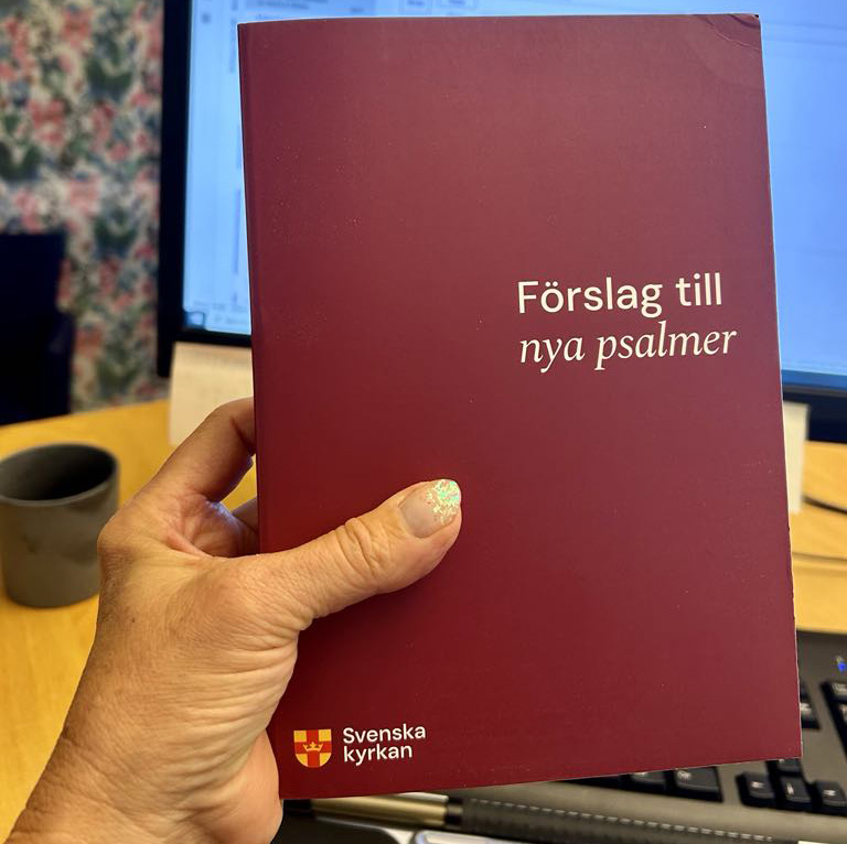 Psalmboken med förslag till nya psalmer i närbild
