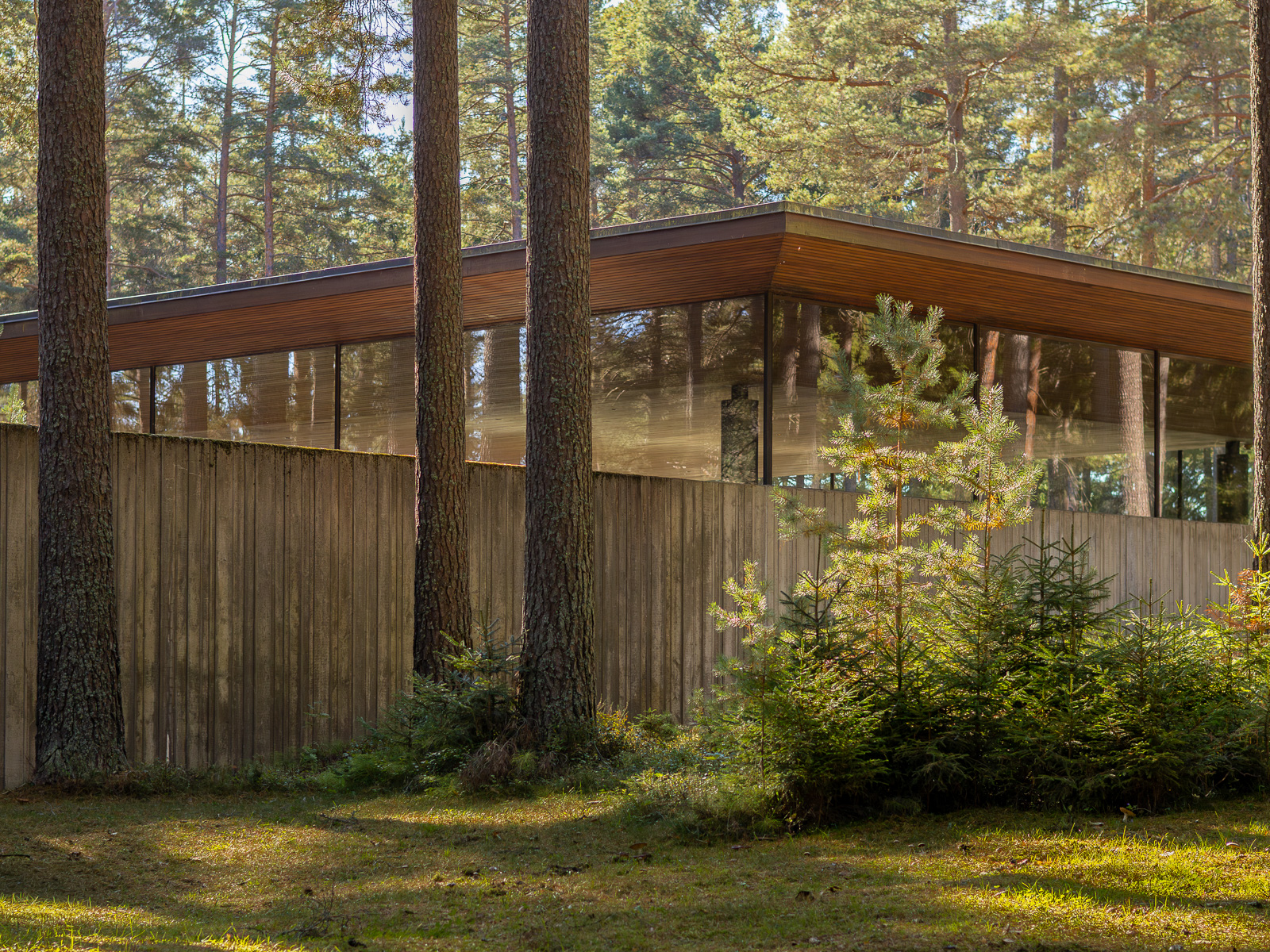 krematoriets fasad av betong och glas