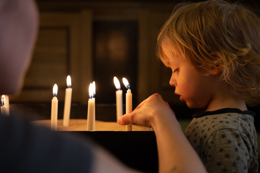 Barn som tittar på ljus som tänds.