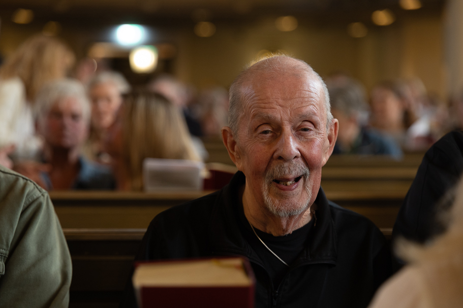 En glad Stubben i kyrkbänken.