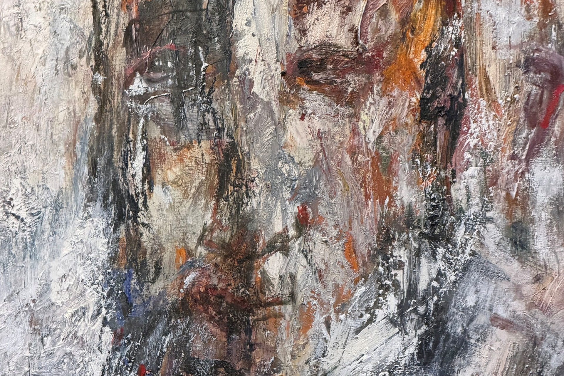 Detalj av ett ganska abstrakt målat ansikte i oljefärg, med vita, grå, bruna och gyllene nyanser. Ansiktets uttryck är vemodigt men med ett svagt leende.