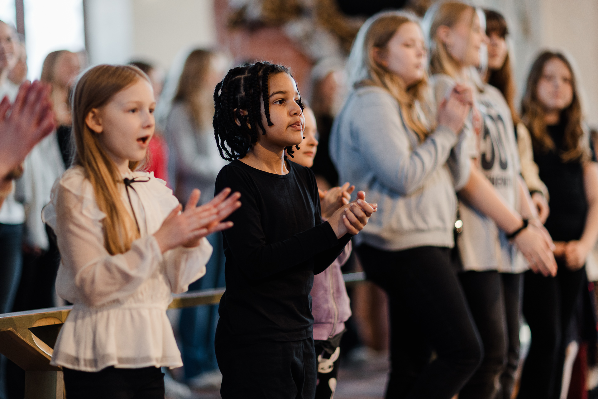 Flera barn står på rad i Västerås domkyrka för att börja sjunga.