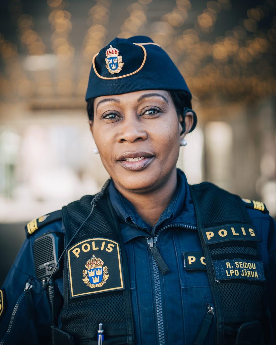 Rissa i sin polisuniform