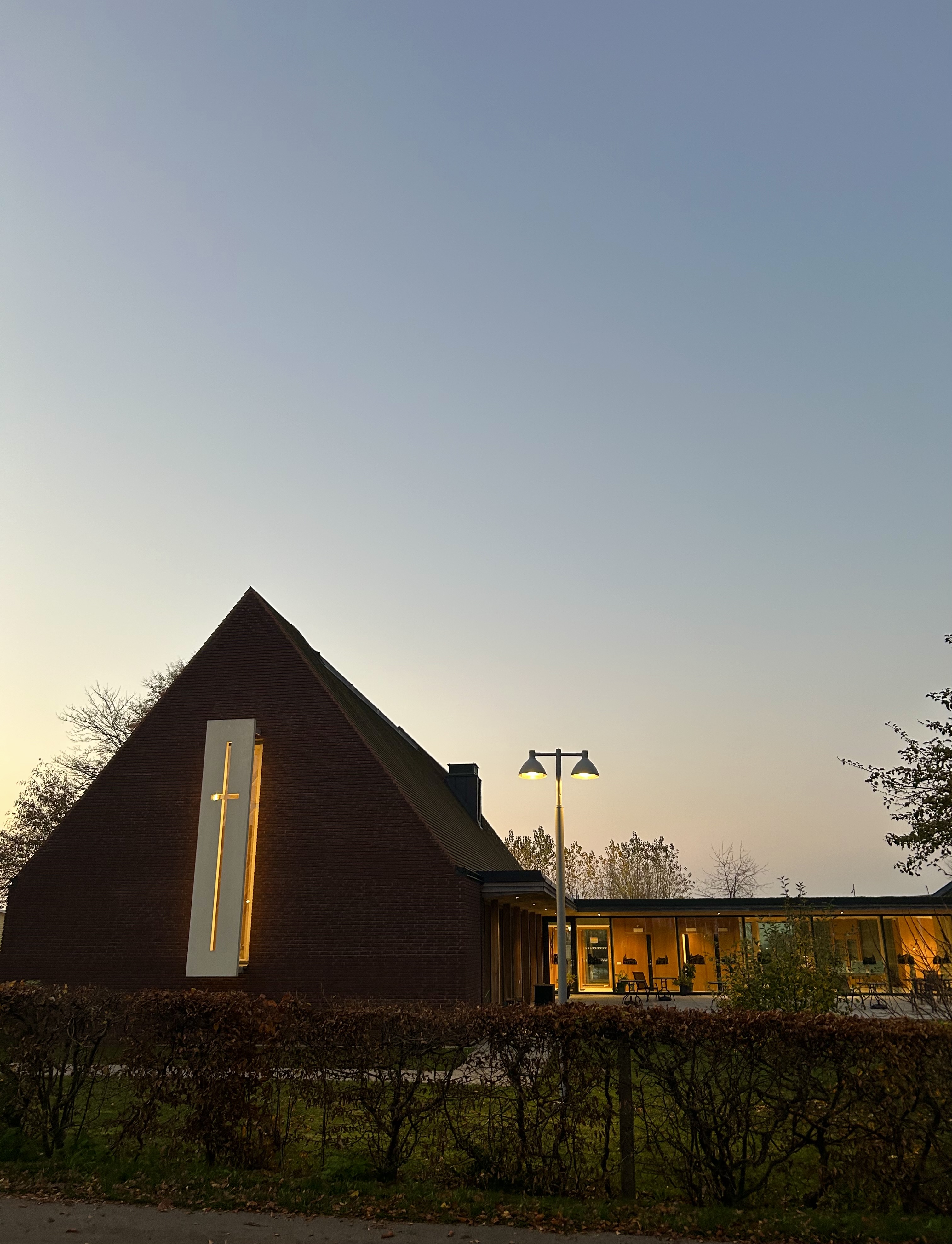 Torns församlingsgård extern i morgonljus vinter