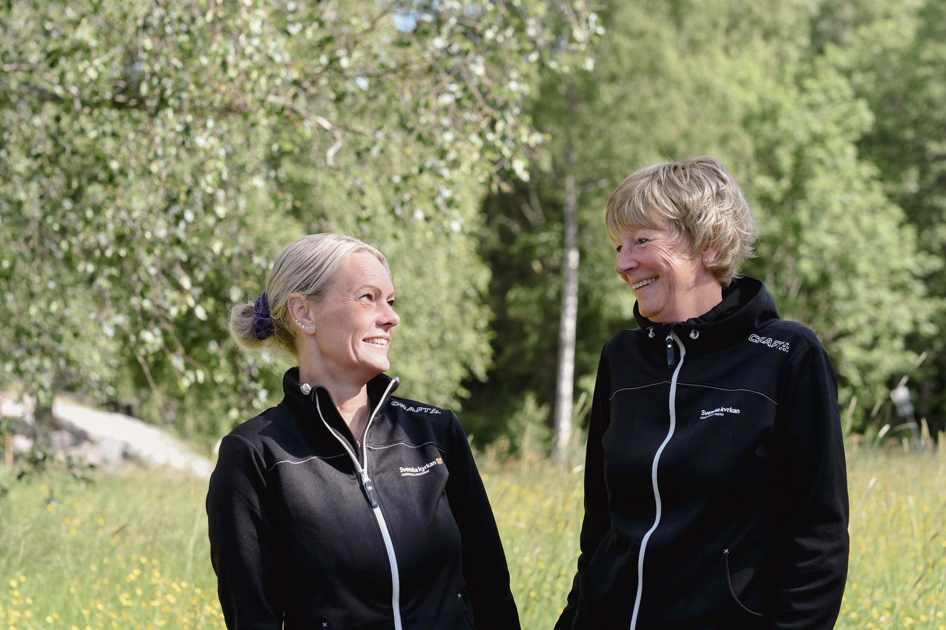 Två av medarbetarna på kyrkogårdsexpeditionen leendes i försommargrönska.