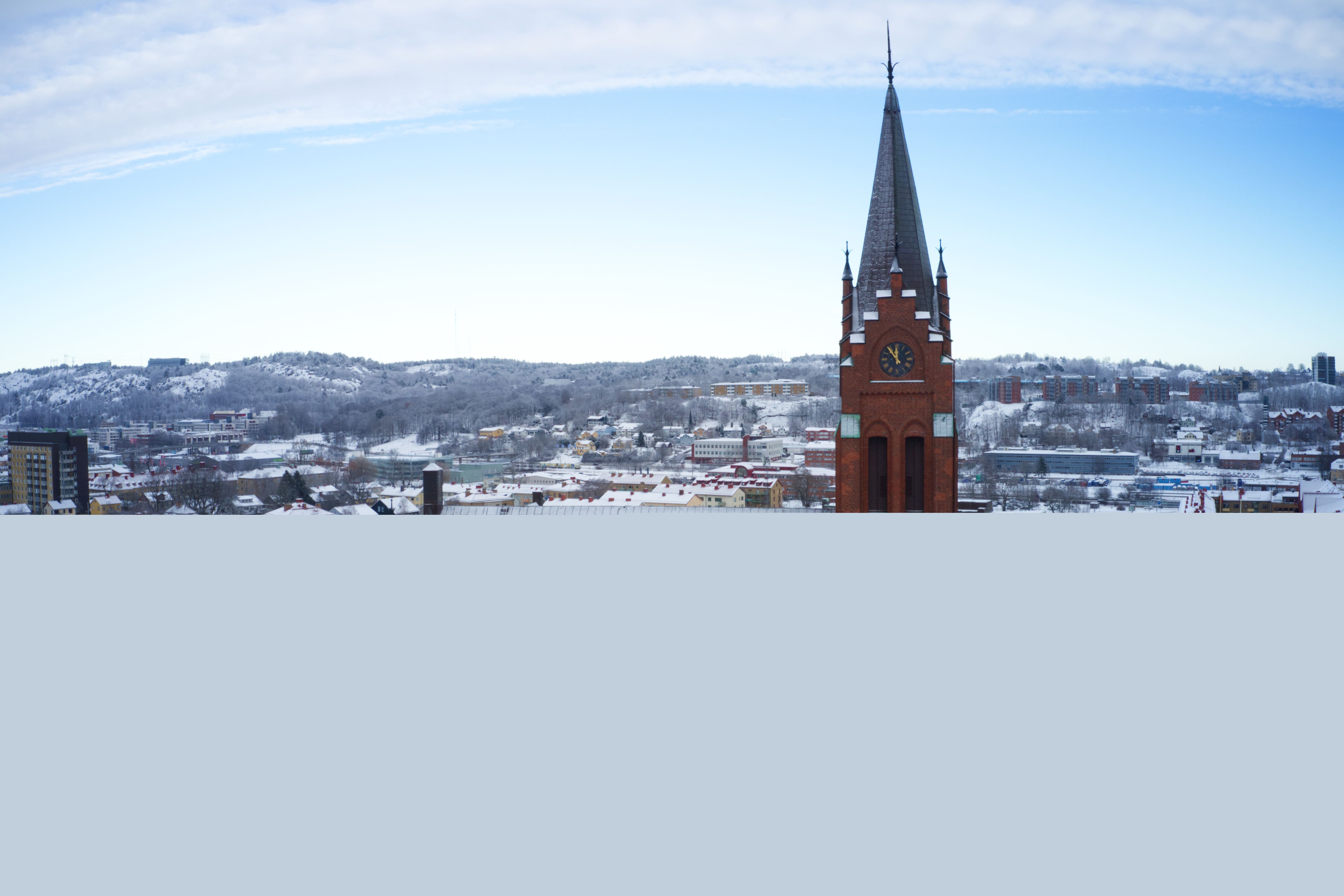 Fässbergs kyrka i vinterskrud. 