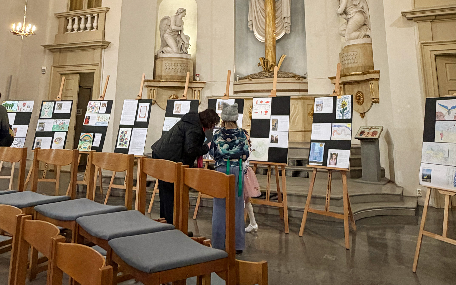 Målningar på stafflier i Domkyrkan