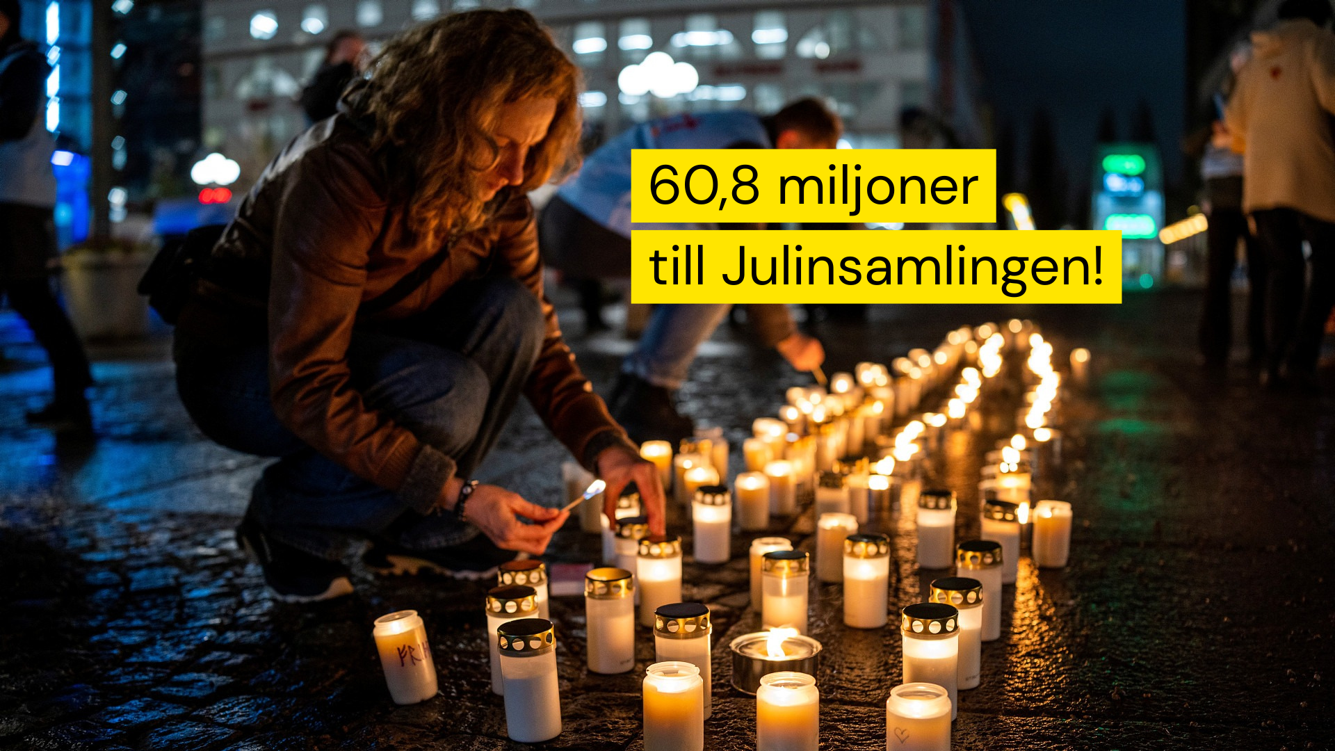 Kvinna tänder ljus under manifestation för fred