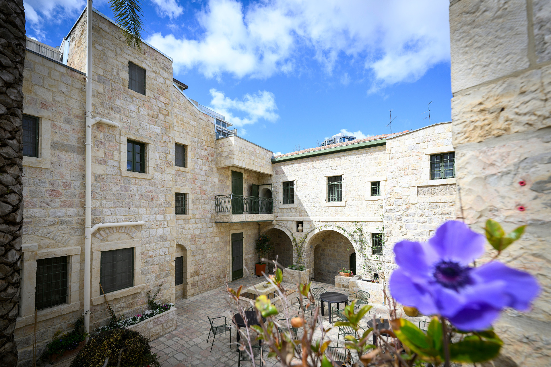 Innergård en vårdag.