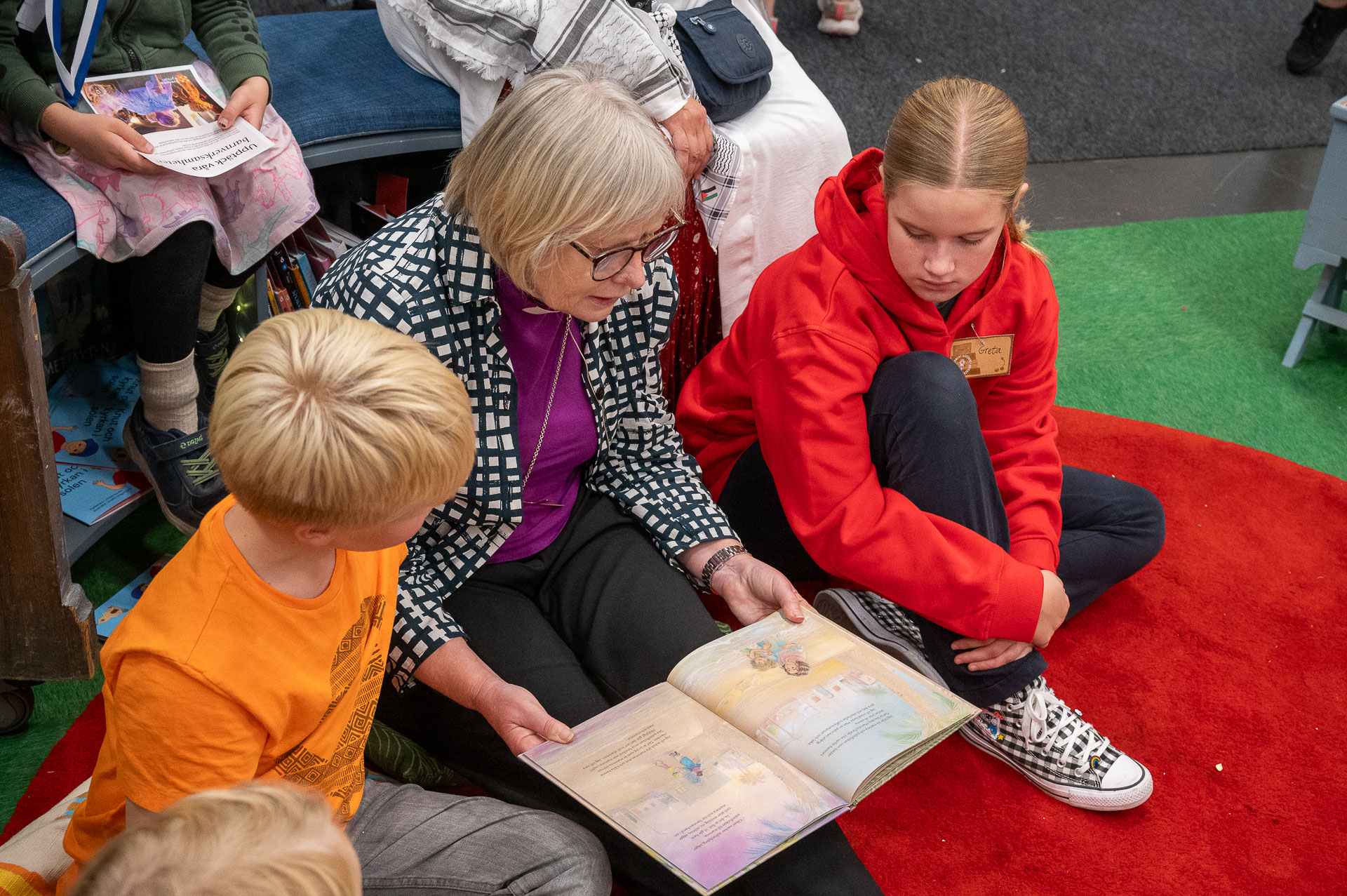 Biskop Susanne läser för barn