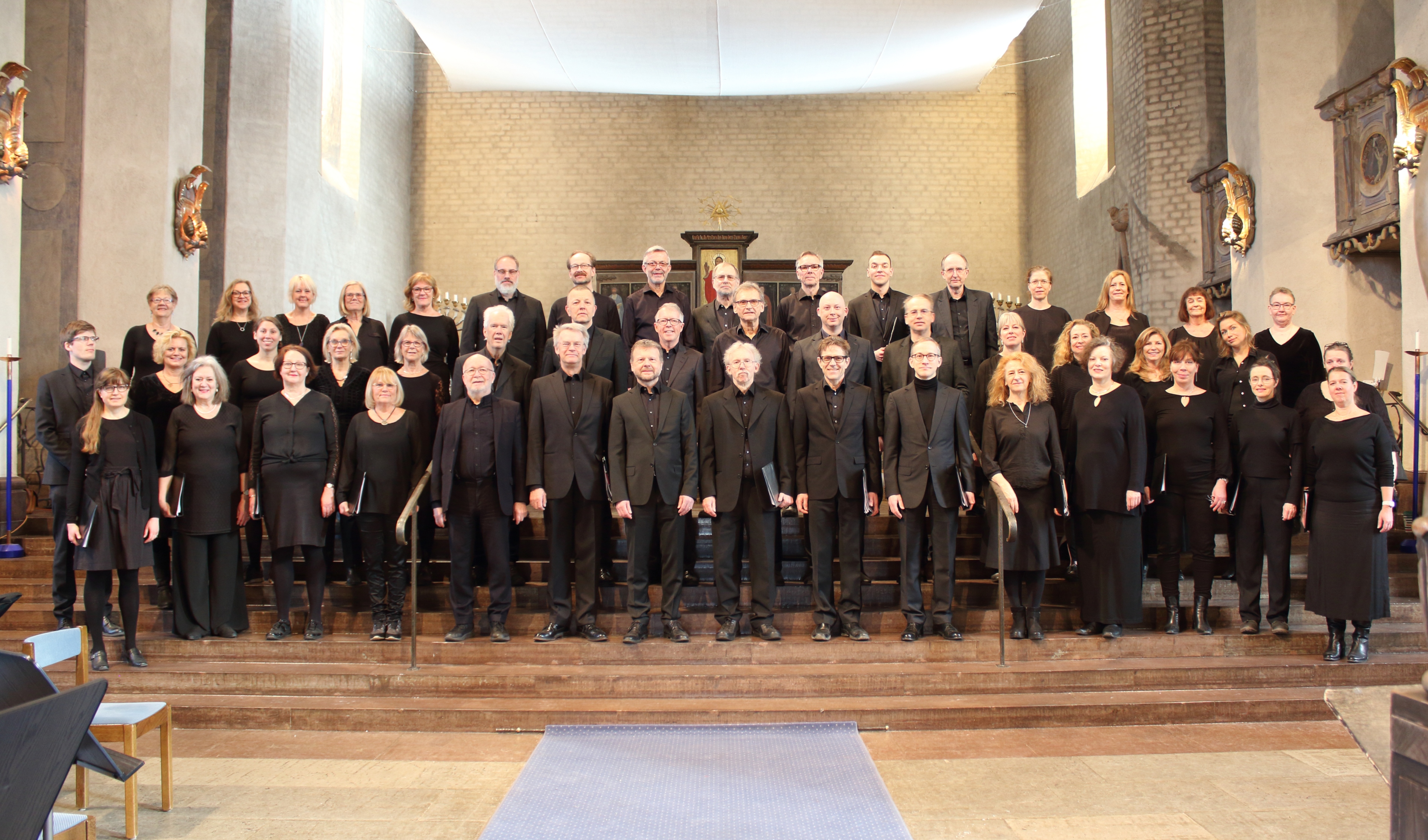 Ett antal personer står samlade i Högalidskyrkan. 