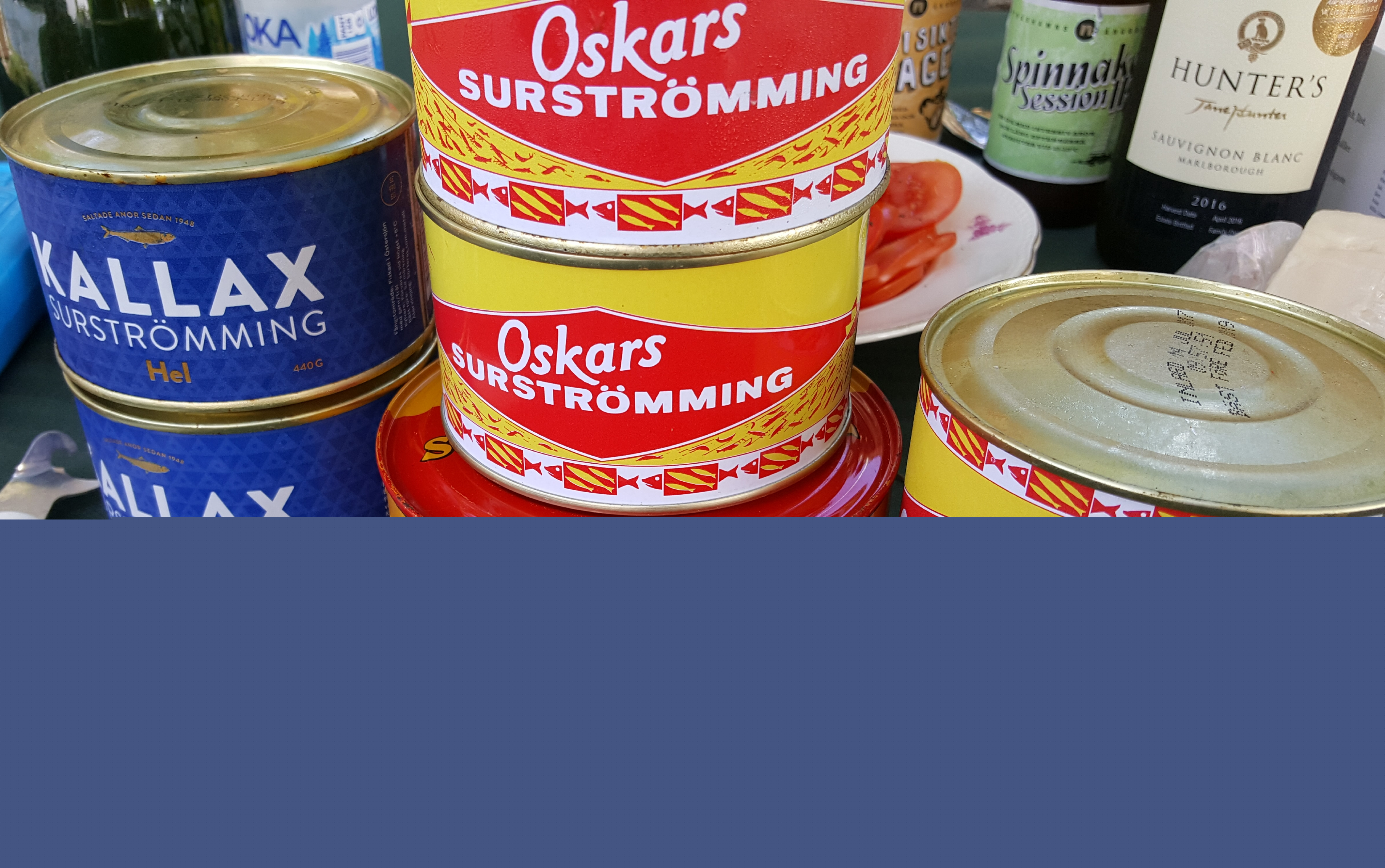 burkar i olika färger staplade på varandra med text surströmming