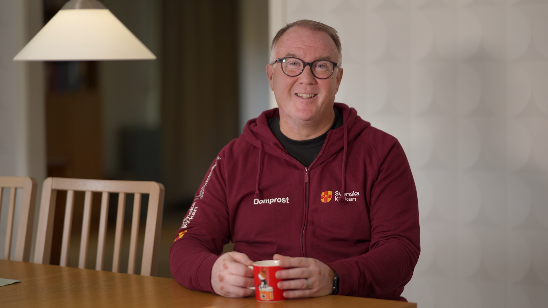 Domprost Hans Johansson sitter vid sitt köksbord hemma i Boden