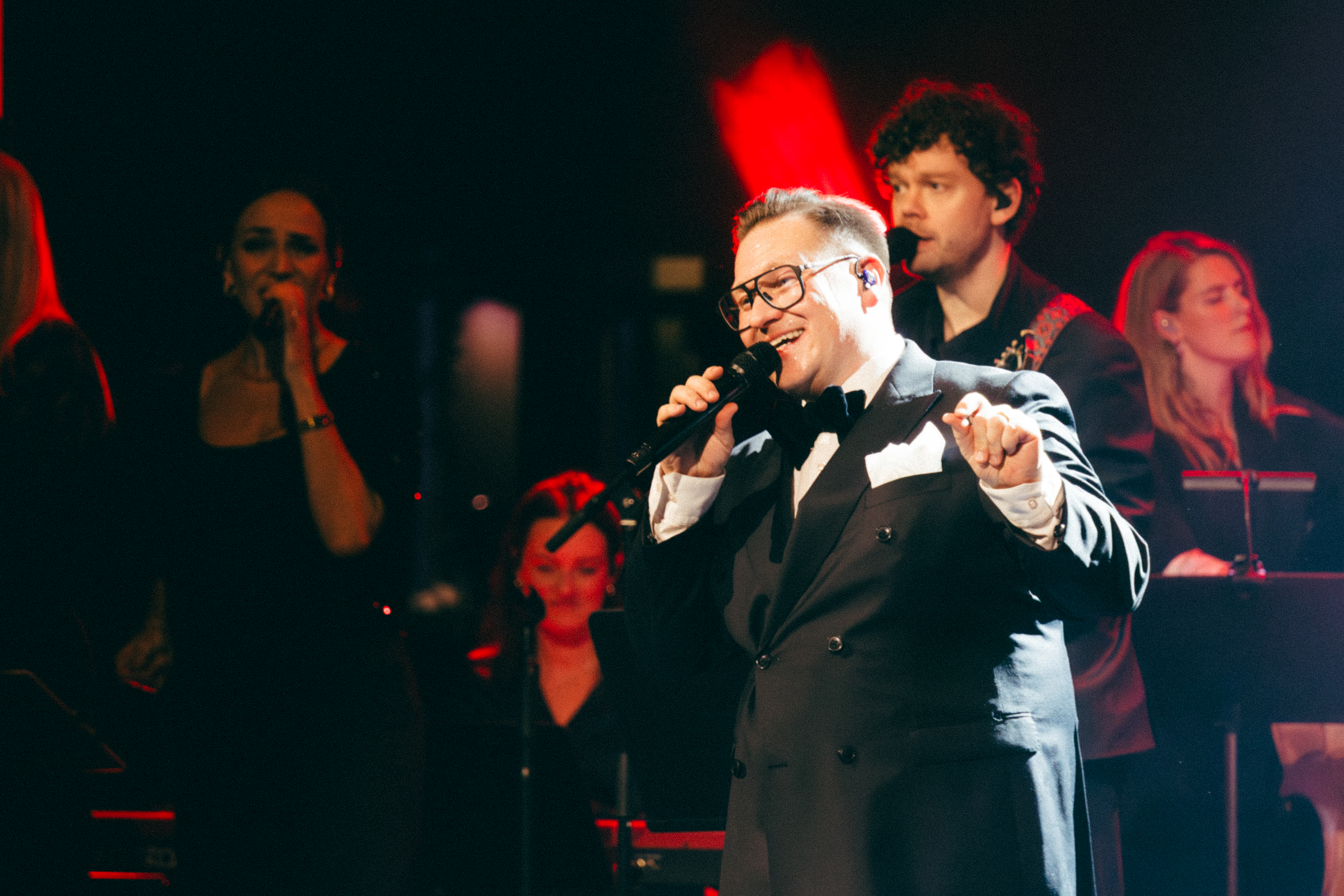 Gospelsångare står och sjunger.