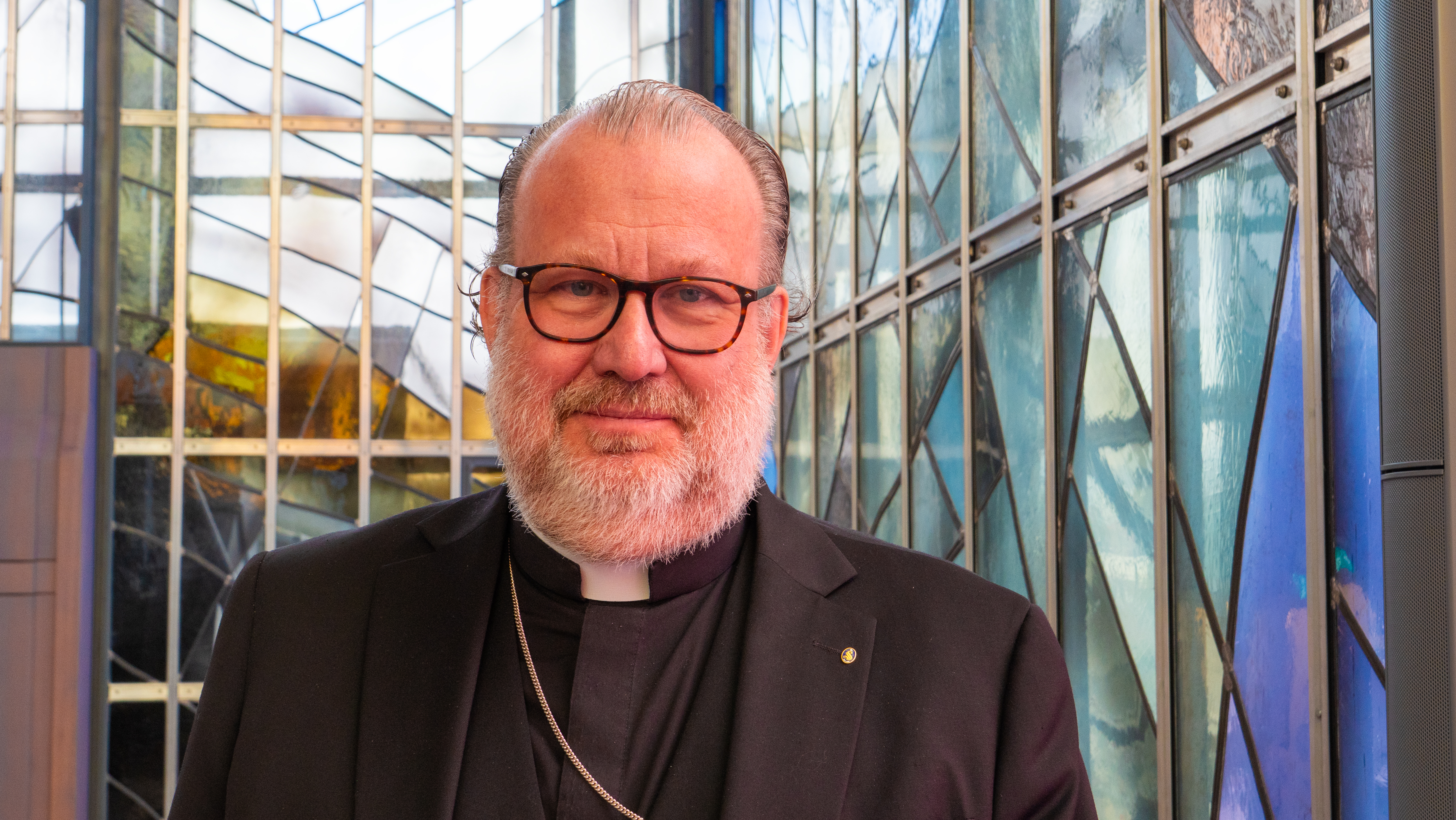 Porträttbild på kyrkoherde Michael Öjermo, tagen i Tibble kyrka.