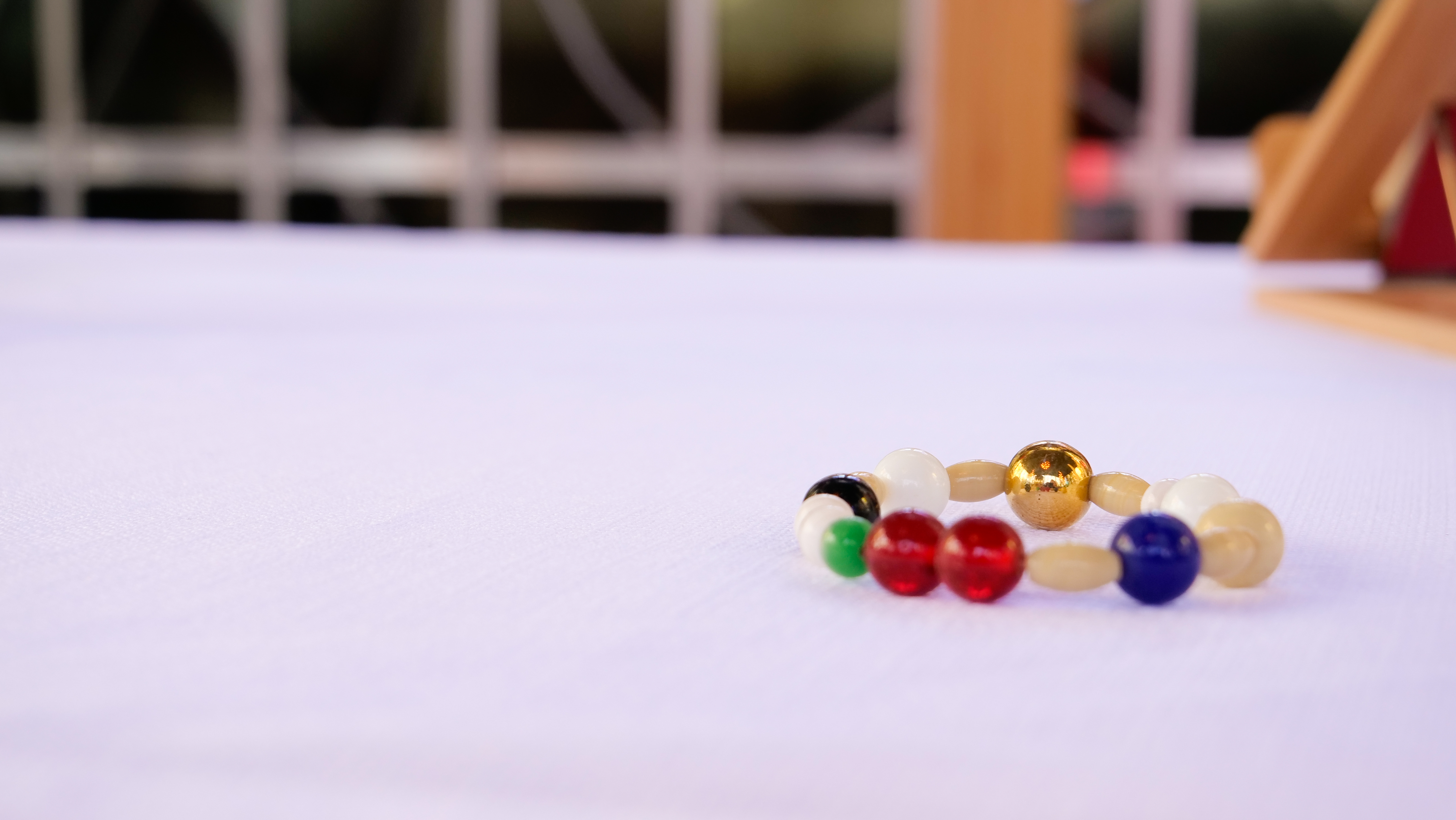 En frälsarkrans på altaret i Tibble kyrka.