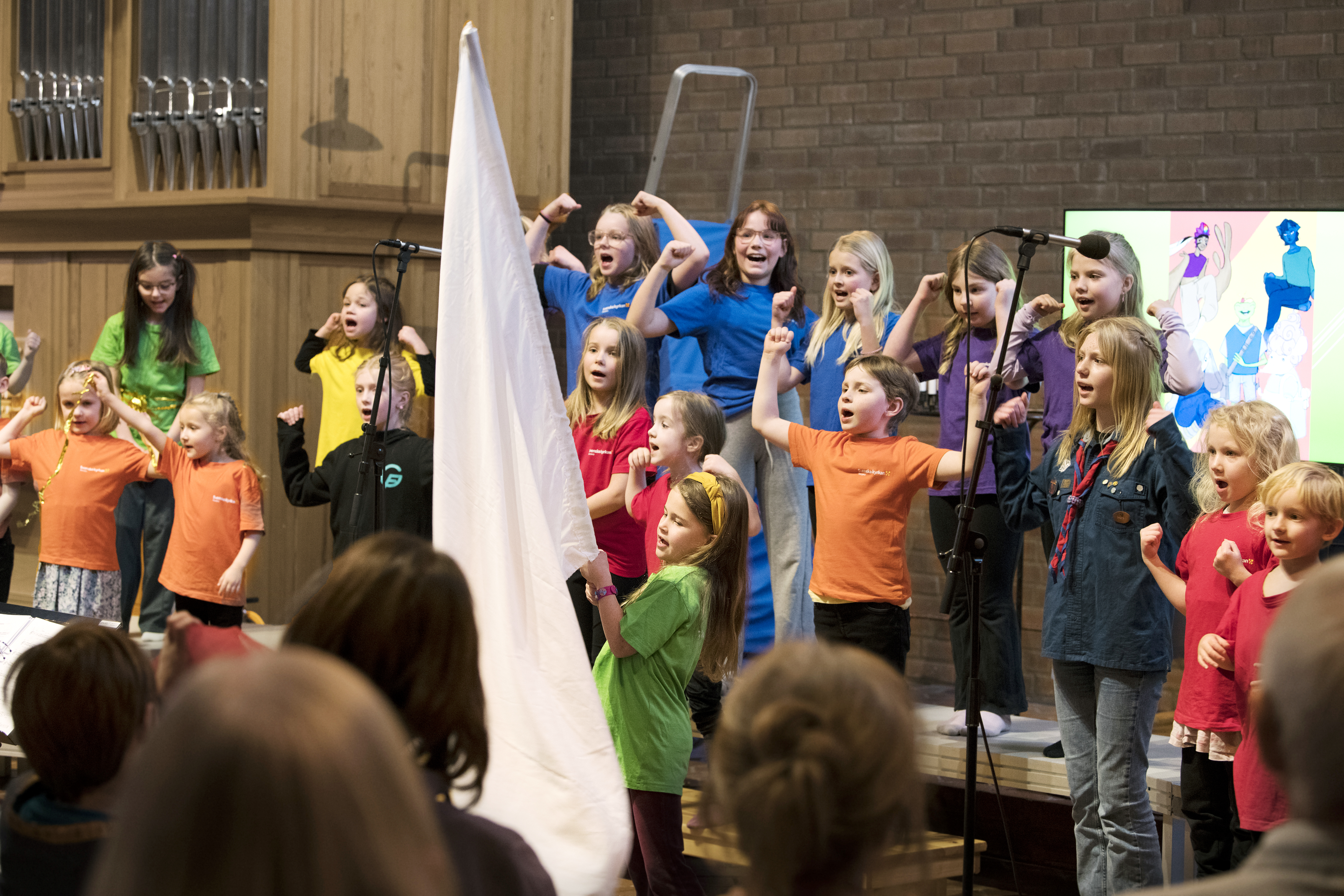 barn som sjunger i en kyrka