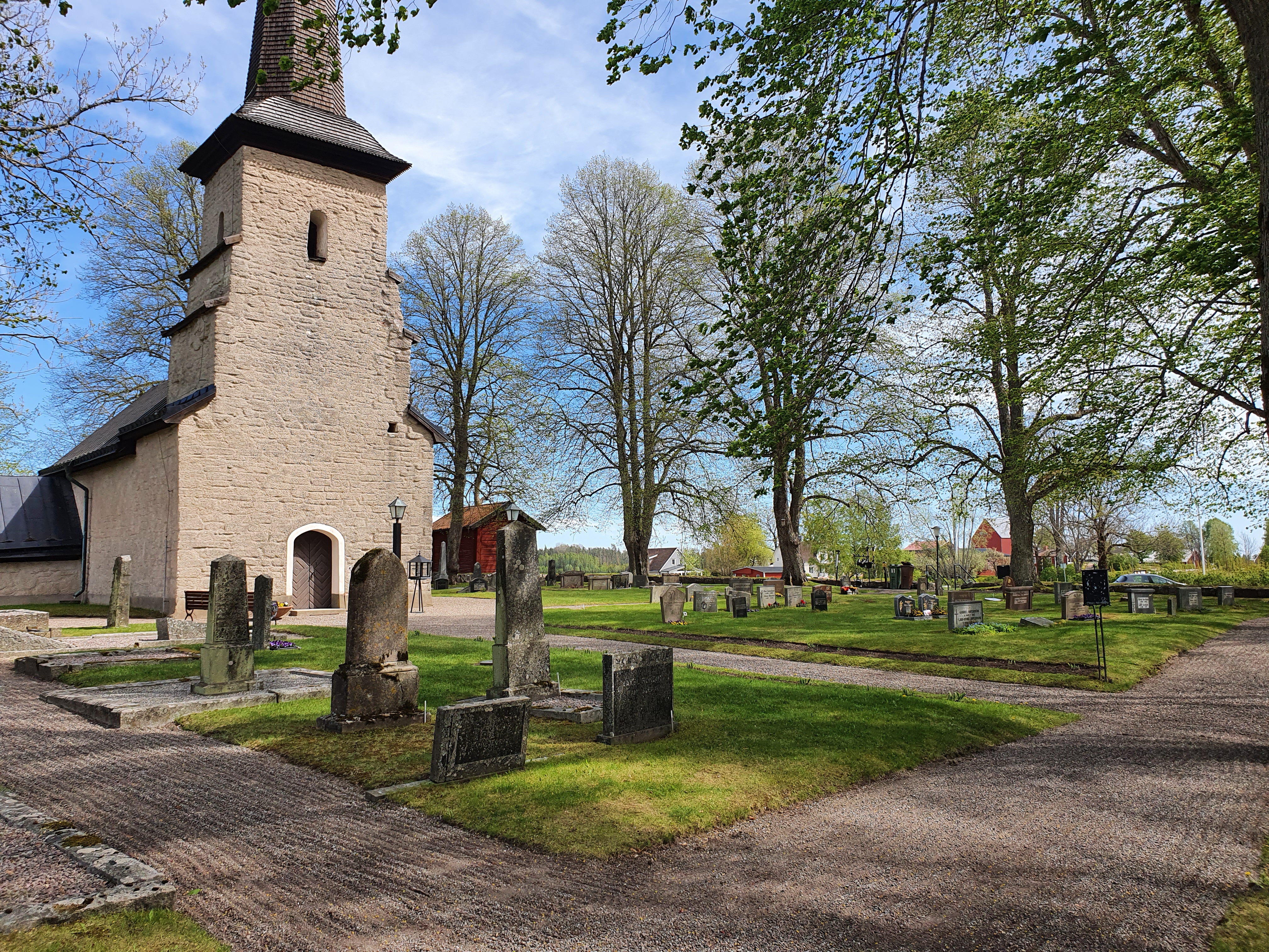 Ekers kyrka och kyrkogård