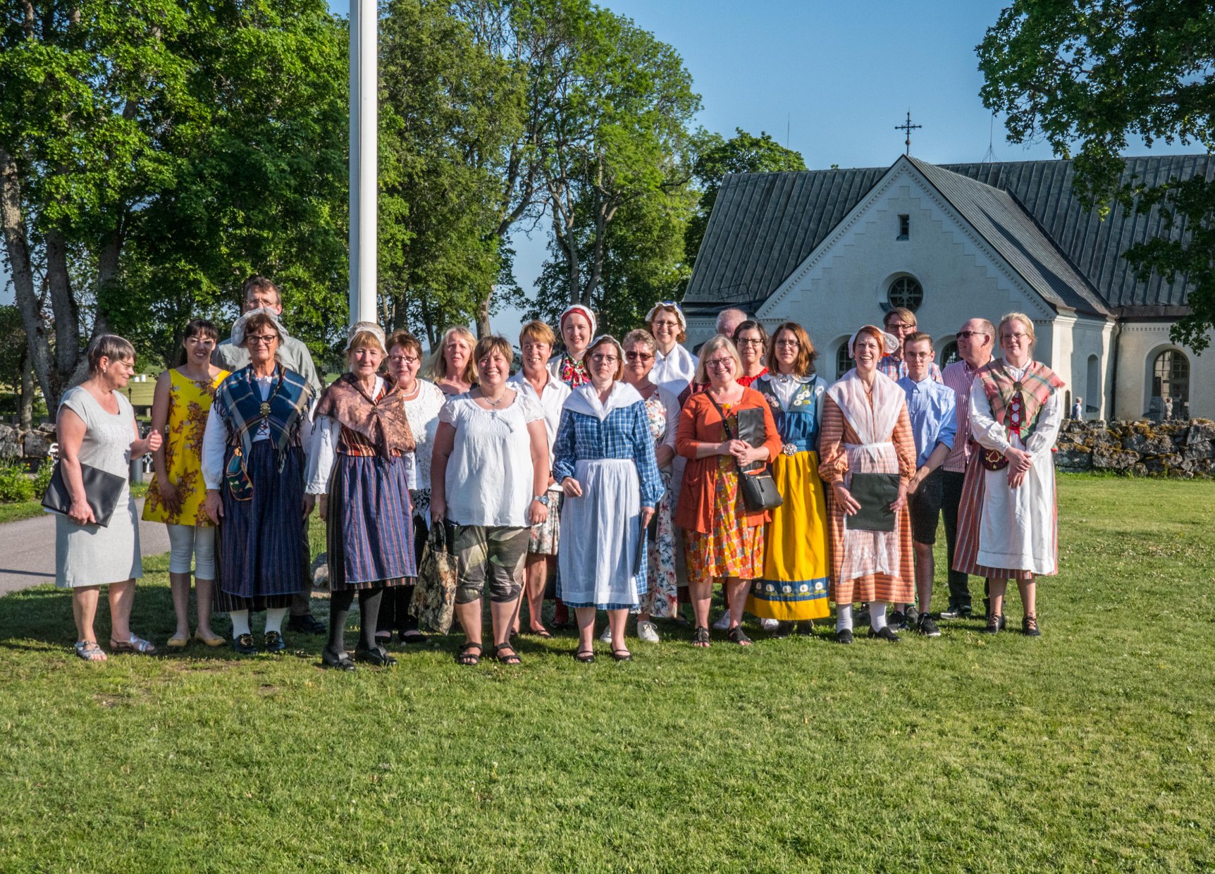 Vittinge kyrkokör framför Vittinge kyrka på nationaldagen 2019.