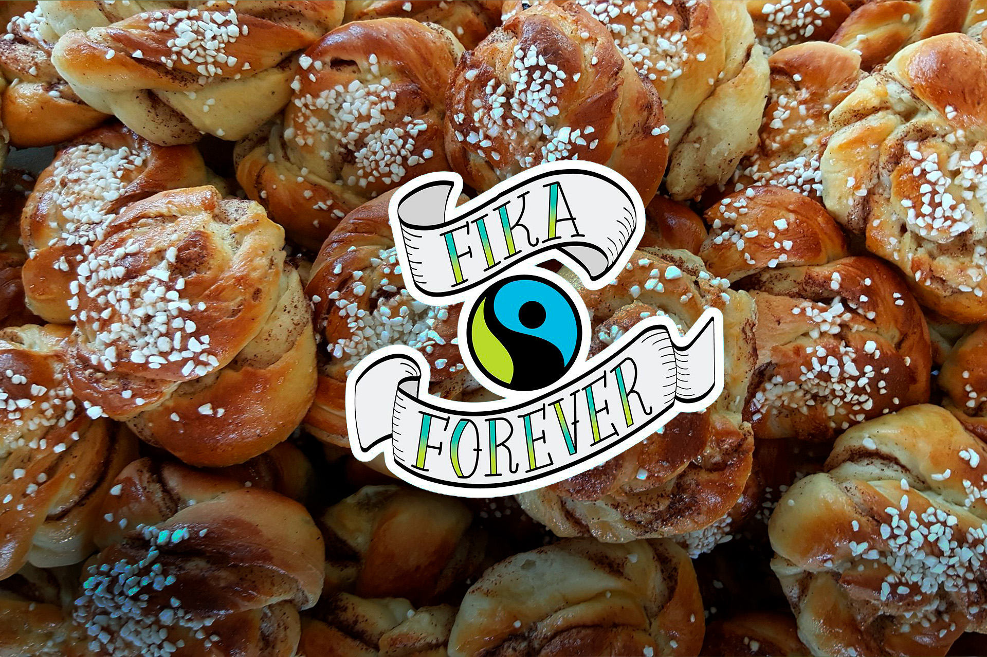Logotypen Fika Forever med kanelbullar i bakgrunden.