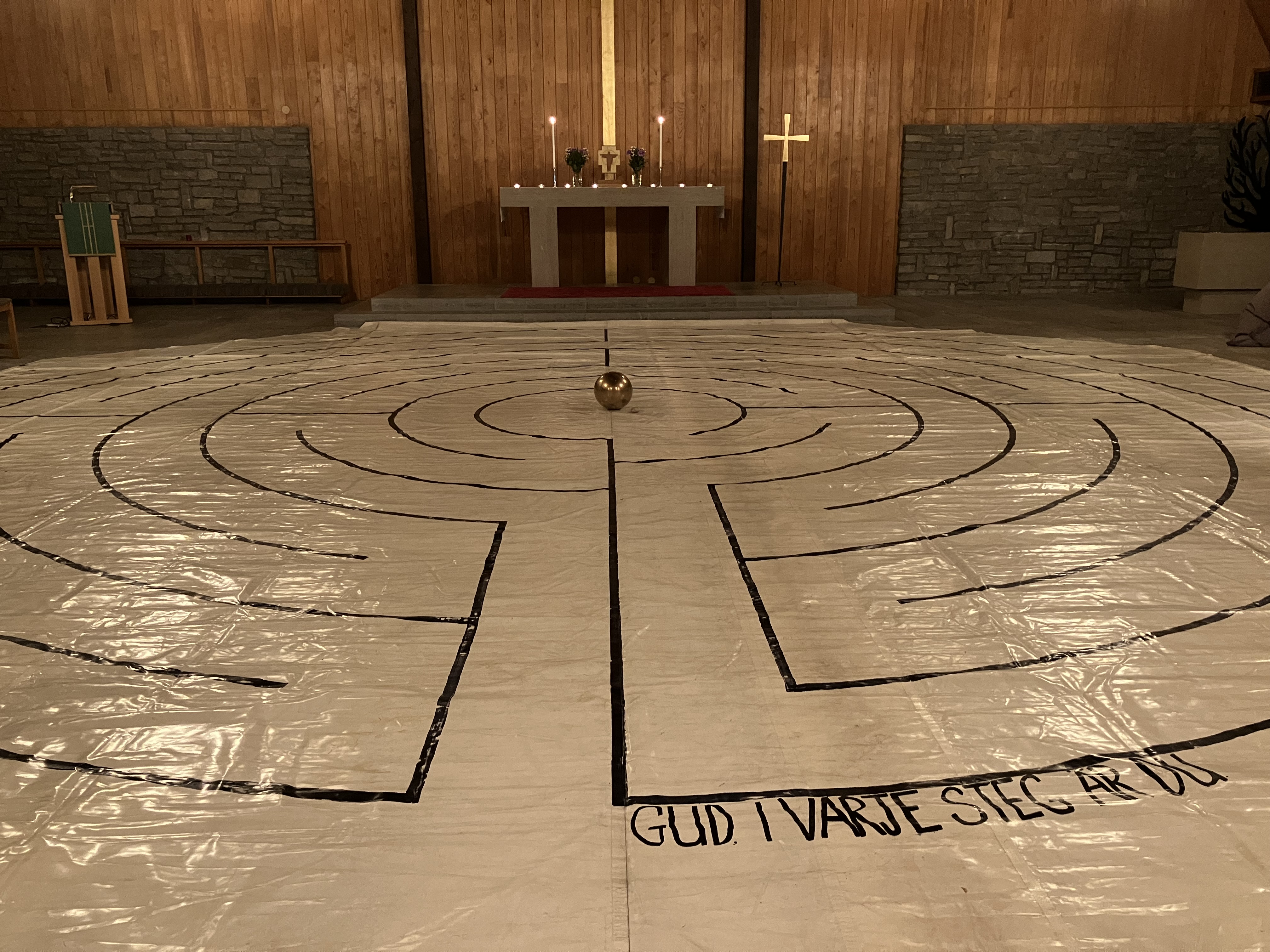 Labyrint på golvet i ett kyrkorum.