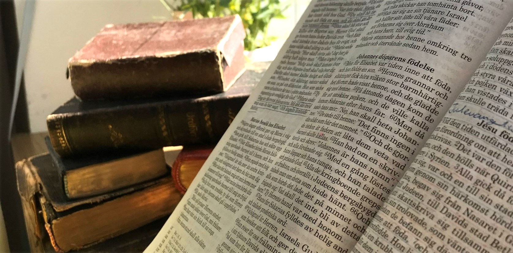 Gamla slitna biblar varav en uppslagen.