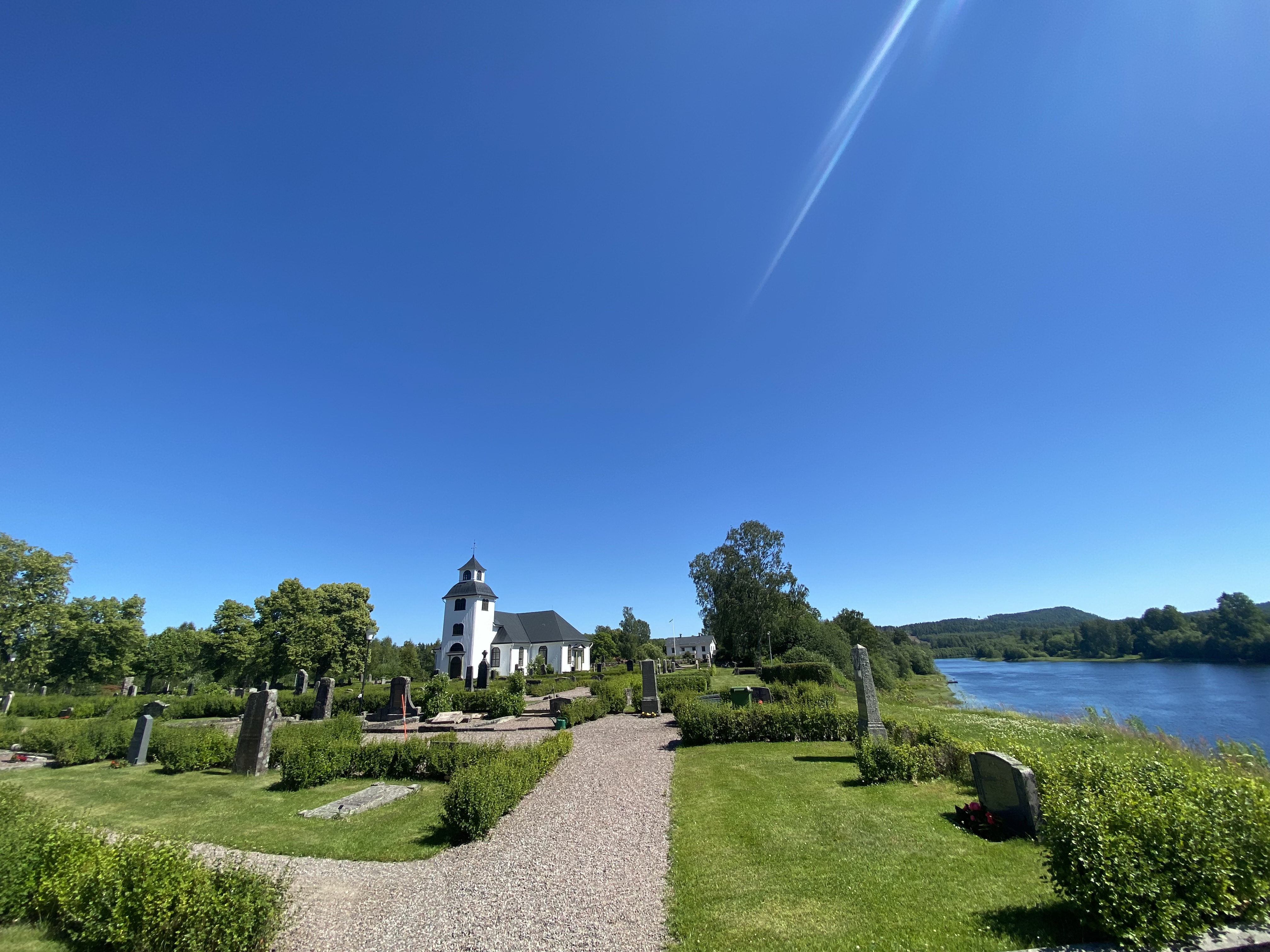 Övre Ulleruds kyrka och Klarälven.