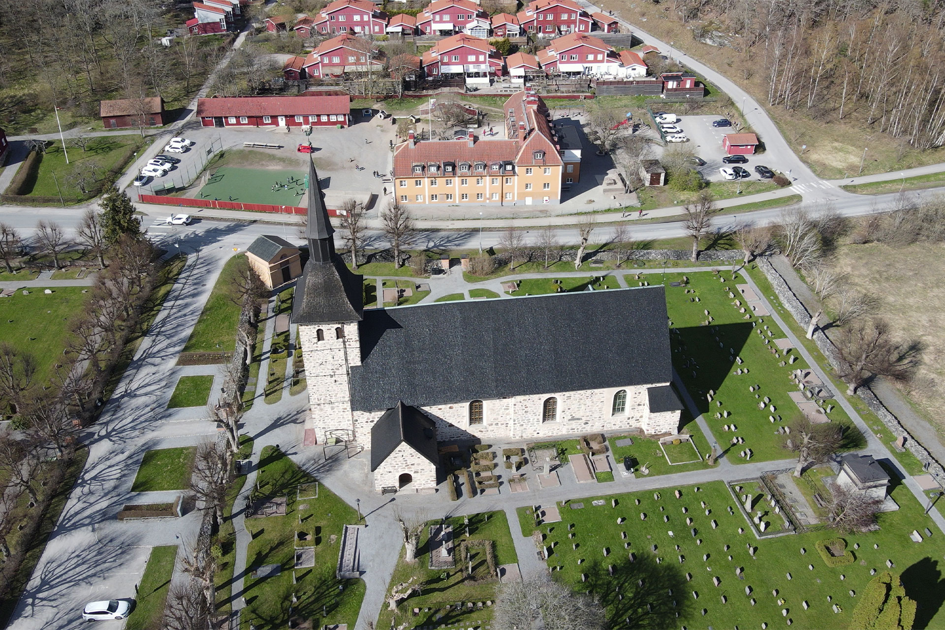 Flygbild som visar Botkyrka kyrka